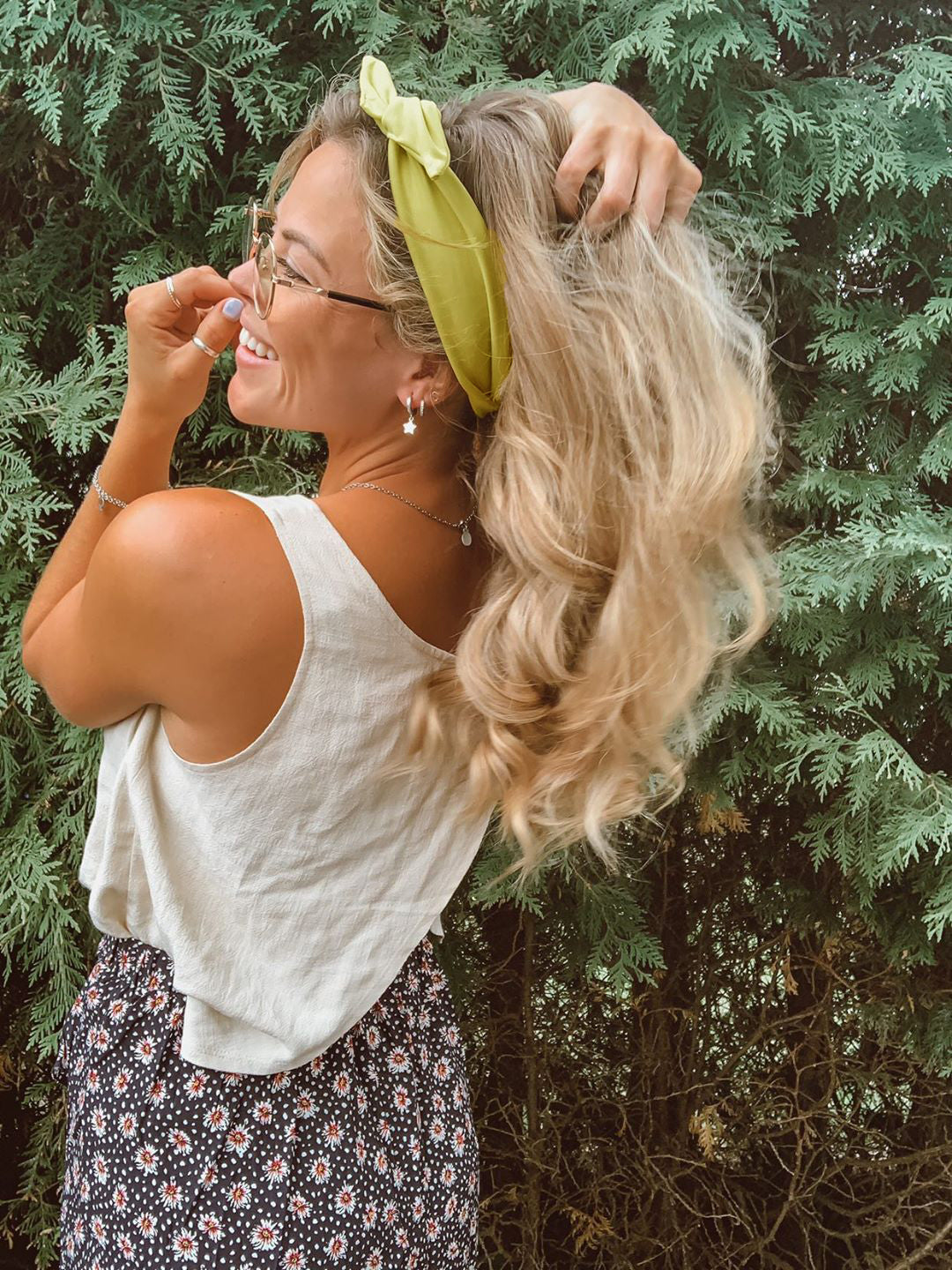 Twist headband with integrated metal rod