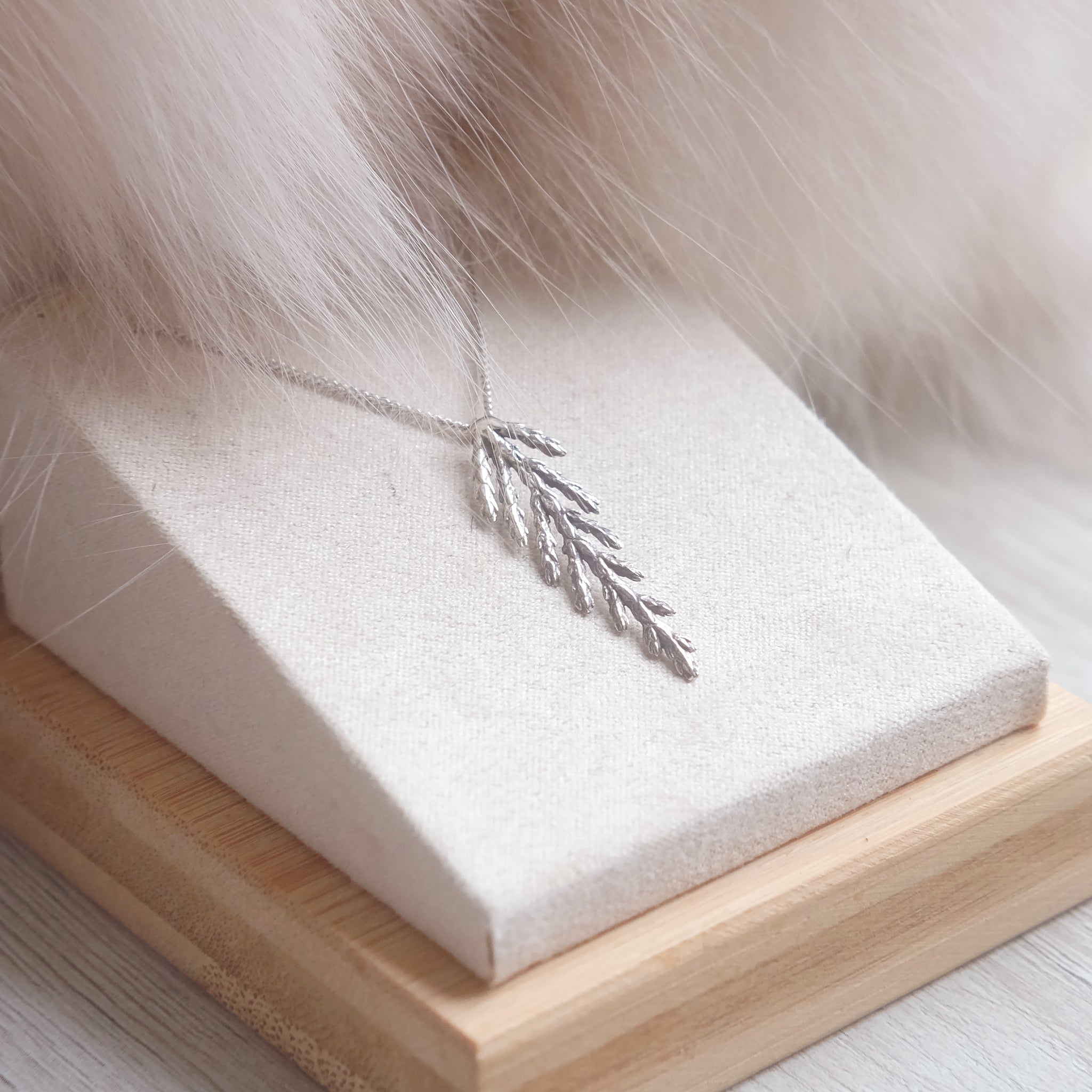 Collier branche de cèdre, petit
