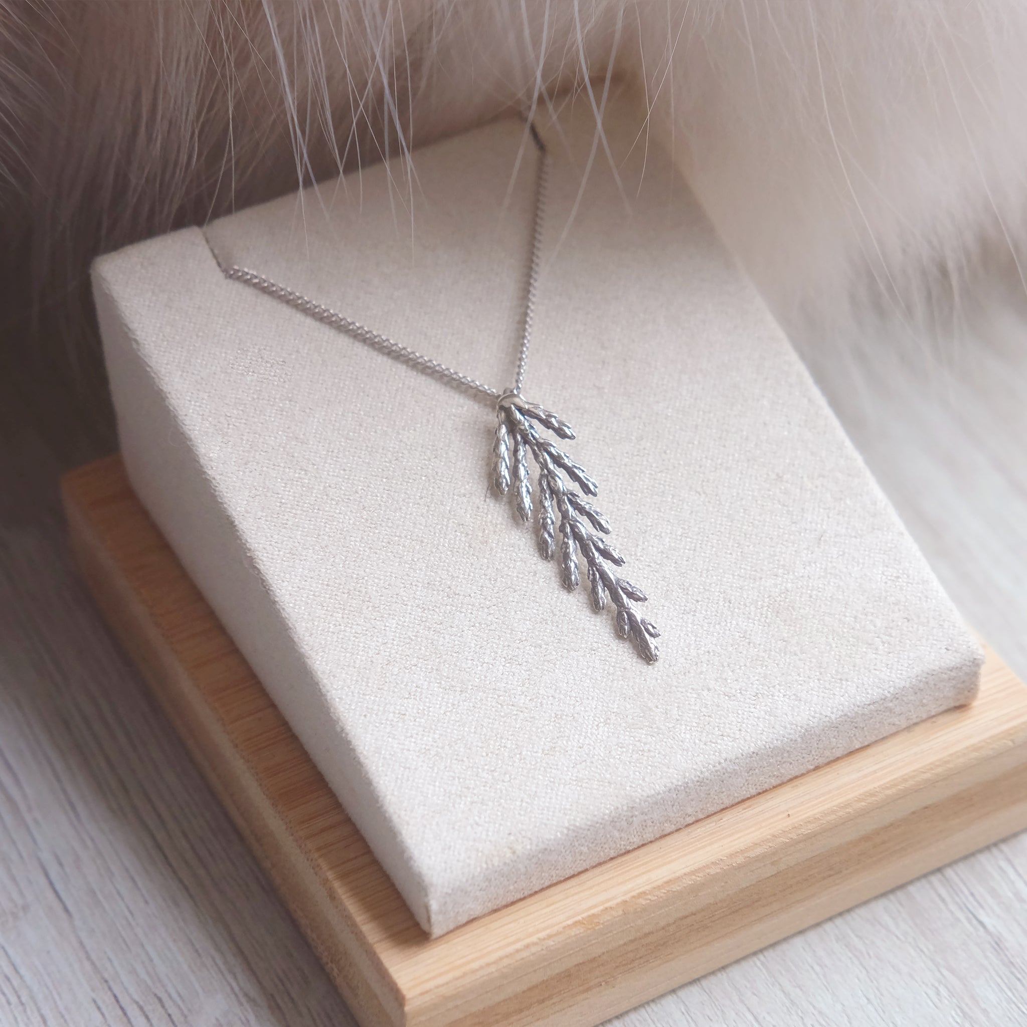 Collier branche de cèdre, petit