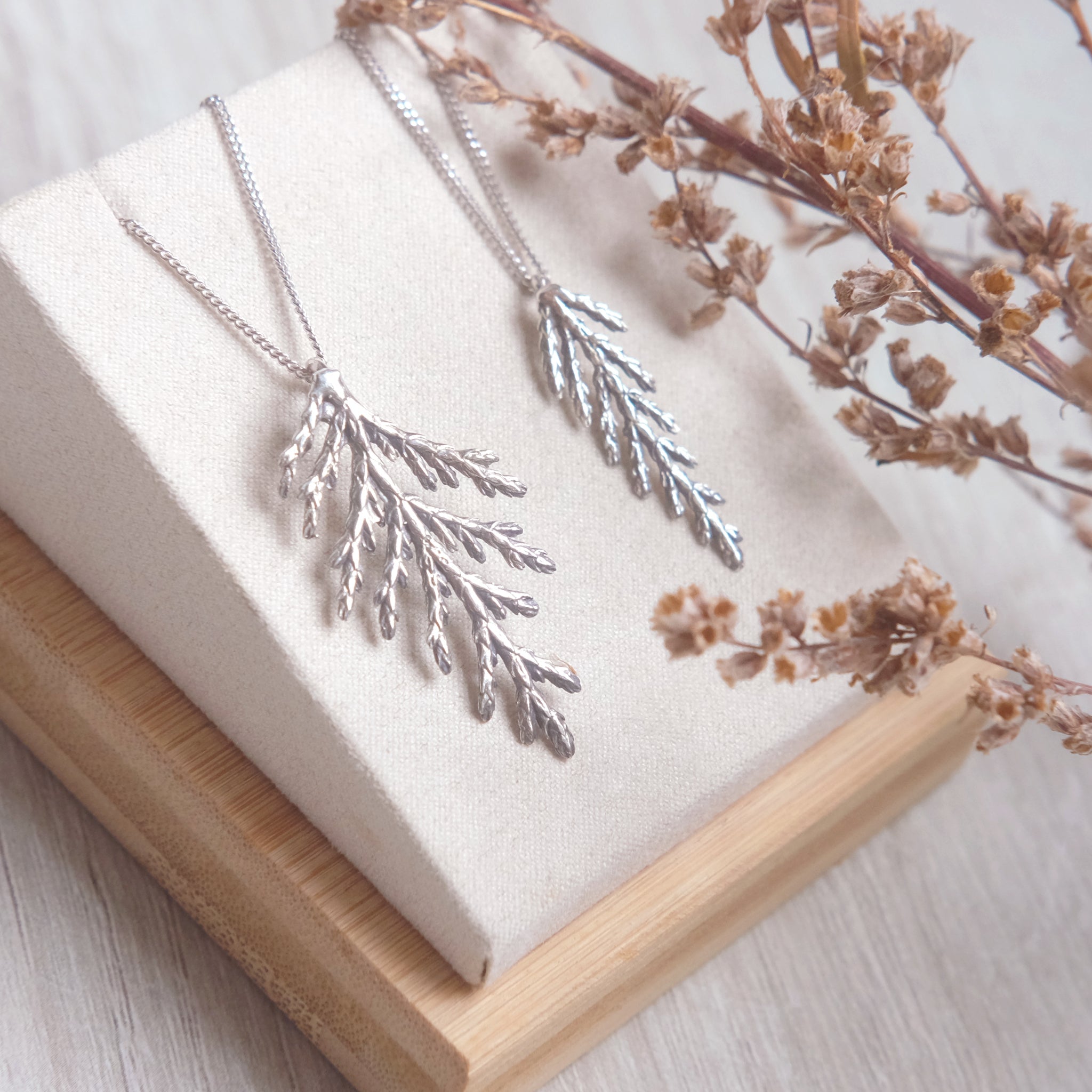 Collier branche de cèdre, grand