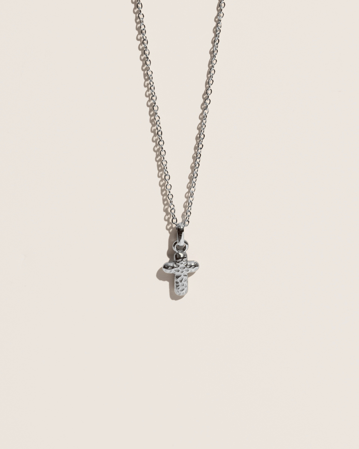 Collier croix martelé