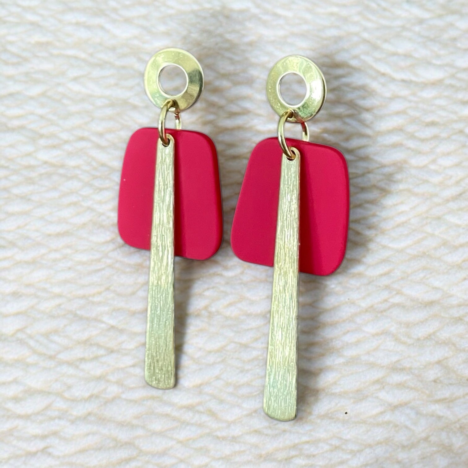 Boucles retro rouge et tige or