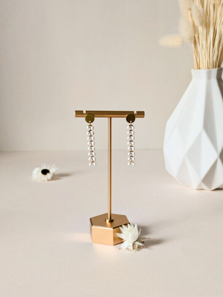 Boucles d’oreilles chevron | style géométrique | Rond doré & blanc