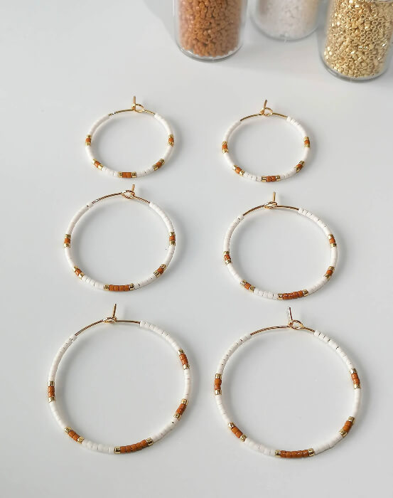 Créoles artisanales camel | Perles de verre & acier inox | Style bohème chic