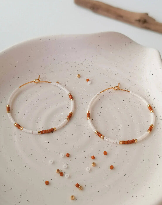 Créoles artisanales camel | Perles de verre & acier inox | Style bohème chic