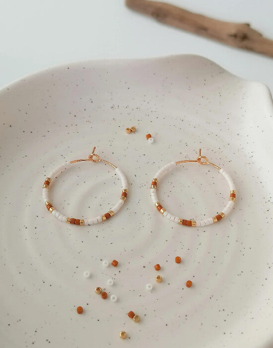 Créoles artisanales camel | Perles de verre & acier inox | Style bohème chic