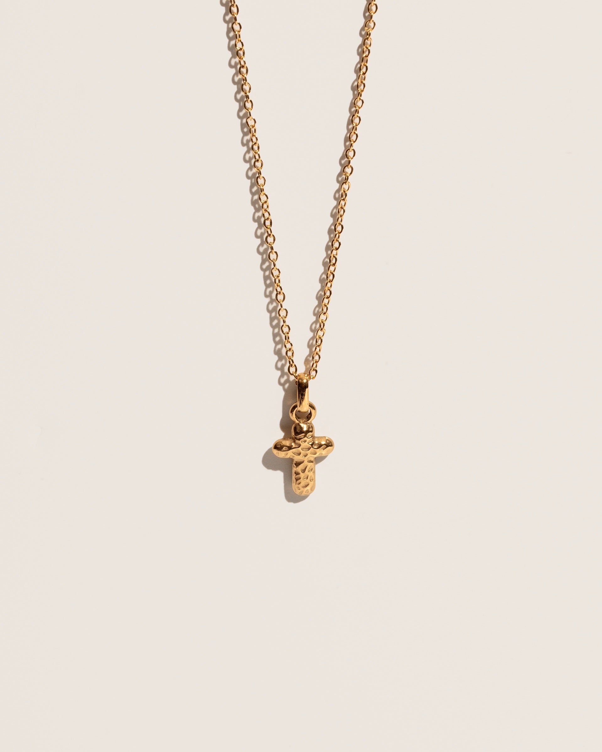 Collier croix martelé