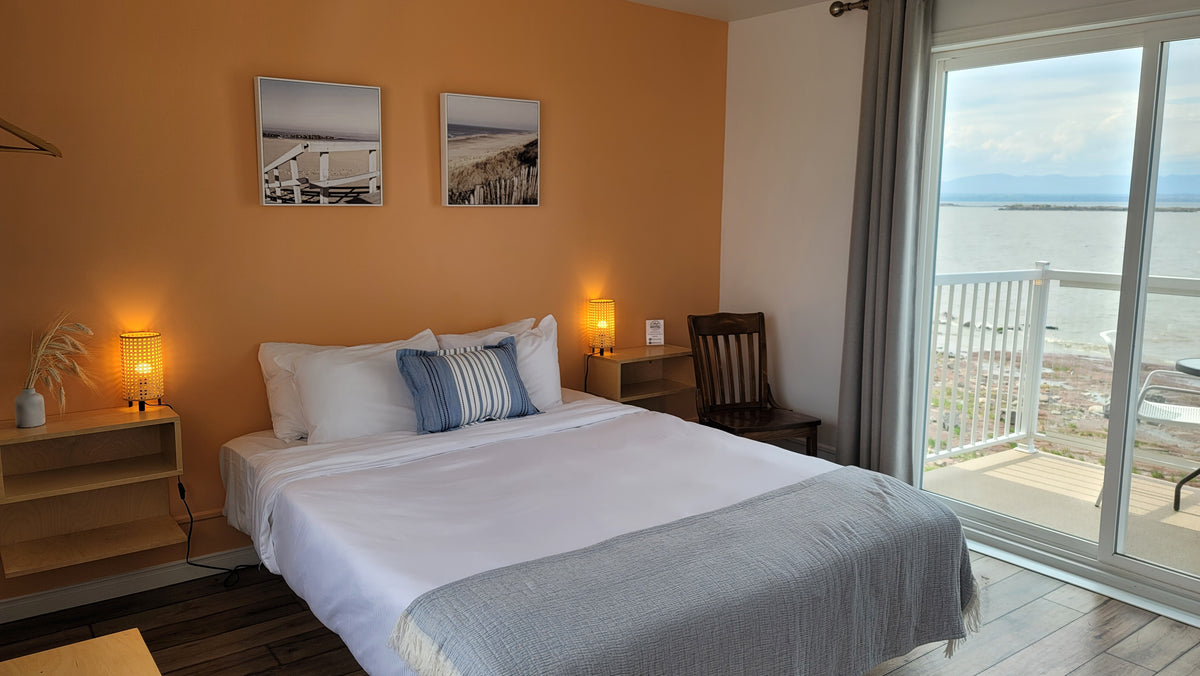 Overnight stay and a drink for 2 people - La Plage Motel