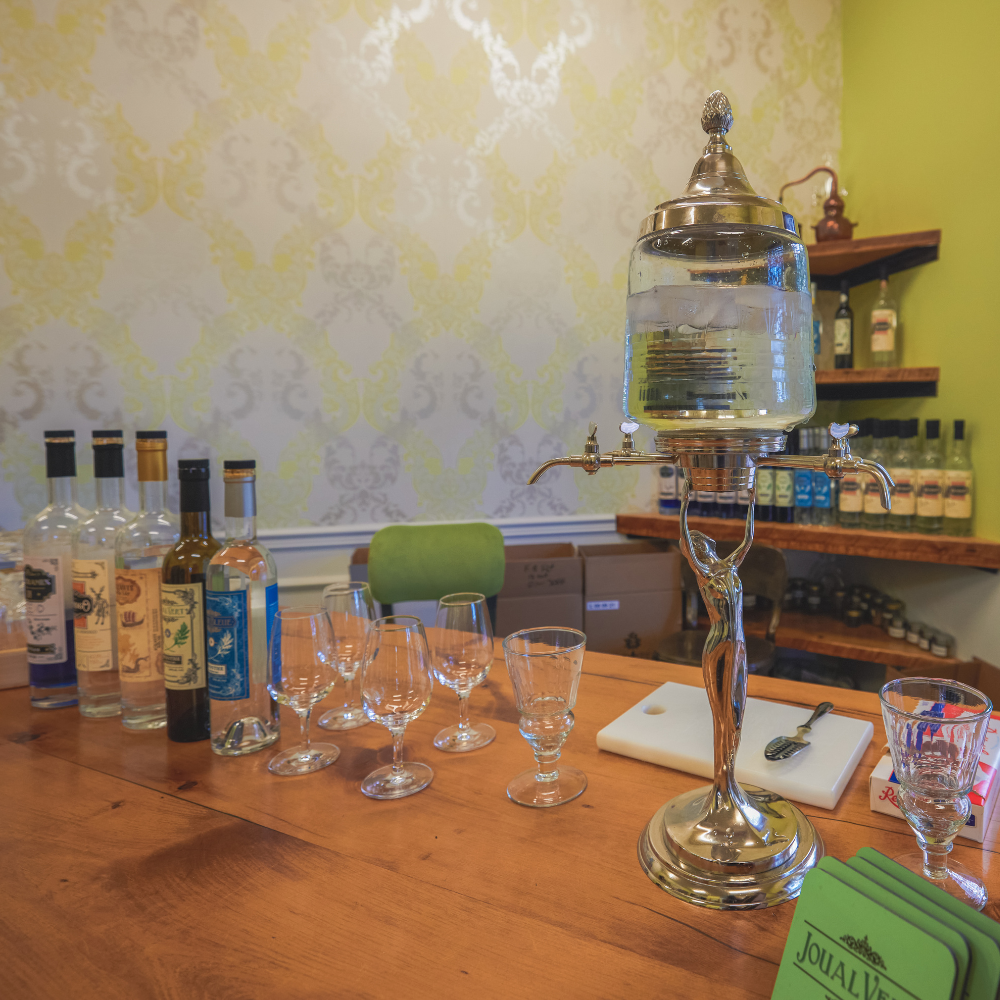 Tasting, tour and gin for 4 people - Absintherie des Cantons