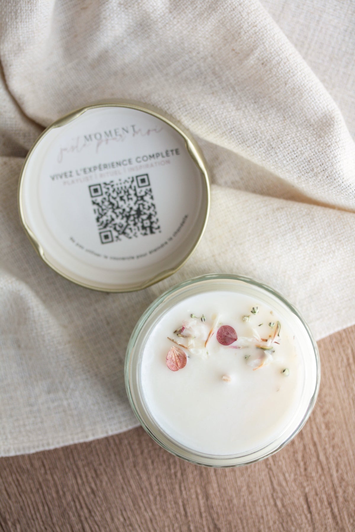 Open “Thanks to you, I bloom” candle with dried flower topping on the wax