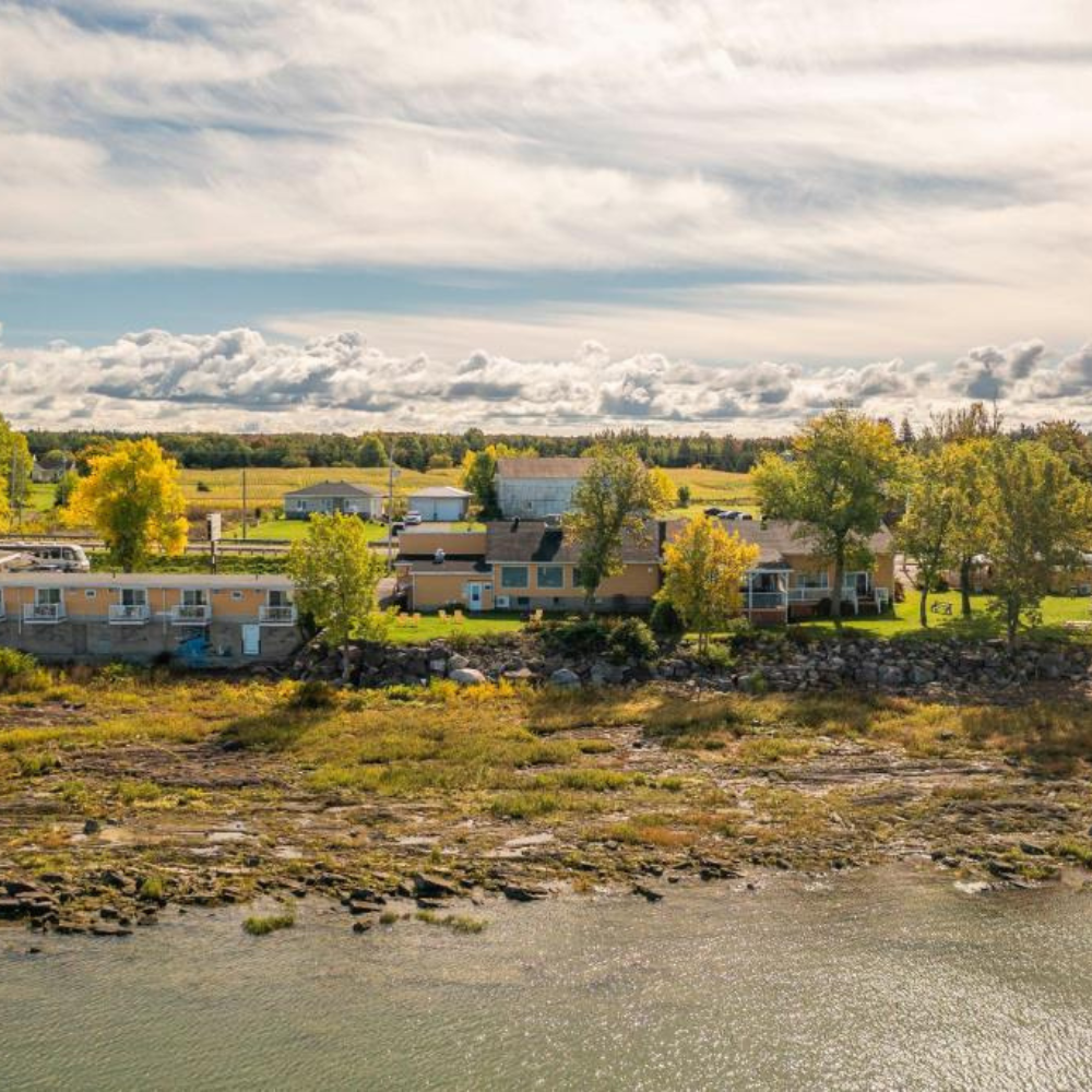 Two nights by the river for 2 people - La Plage Motel