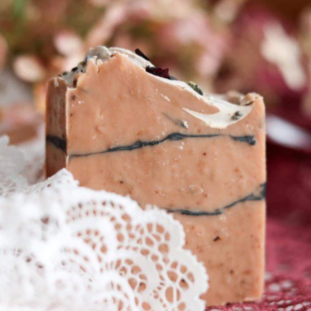 Savon au beurre de karité, à l'hibiscus et lavande