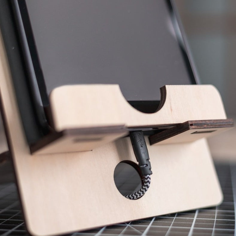 "d-Poser" electronic tablet stand