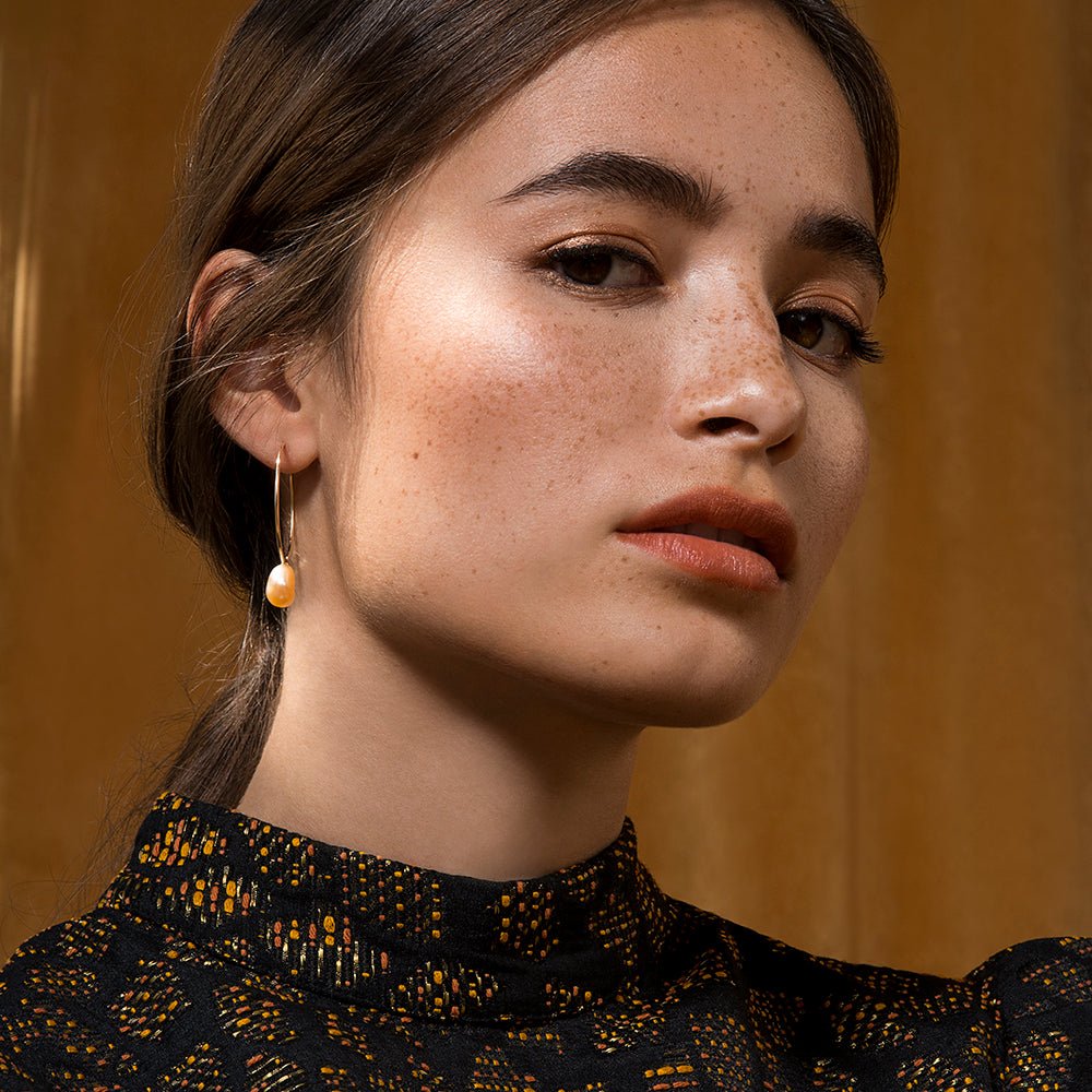 Boucles d’oreilles anneaux en or laminé 14k avec perle baroque de couleur ivoire - 24 mm