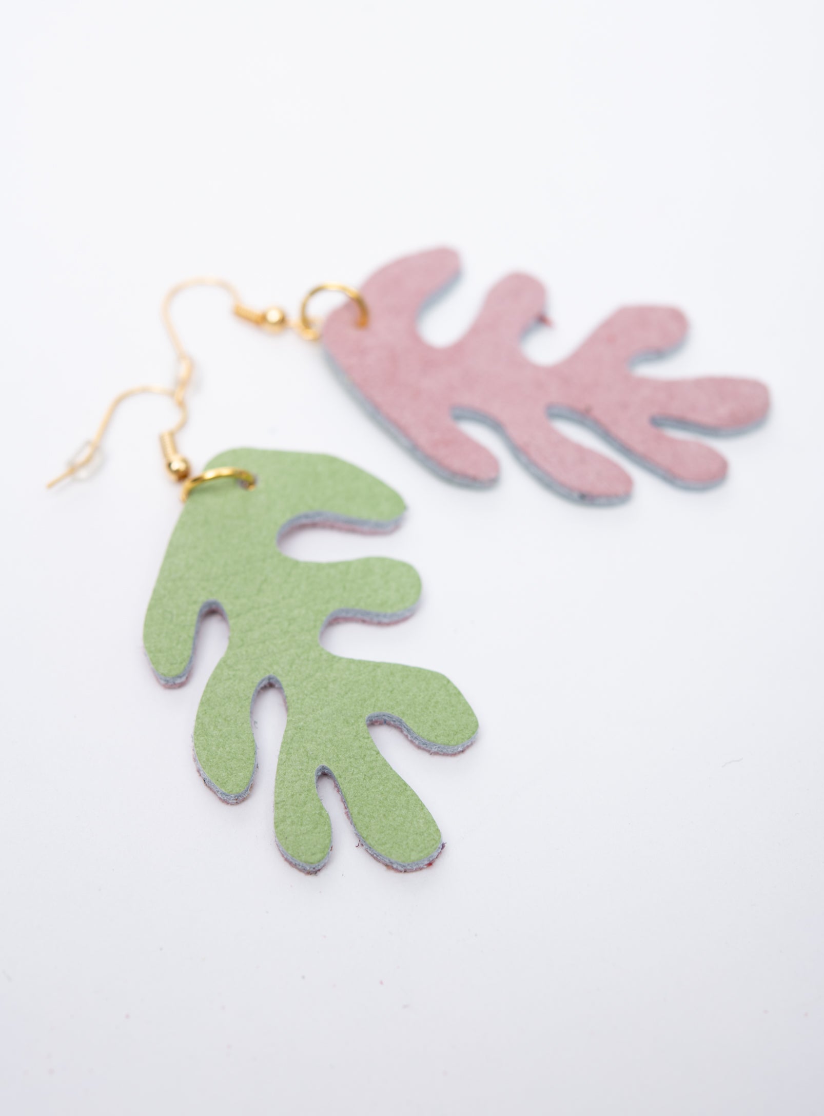 Boucles d'oreilles en cuir de forme organique modèle CORAIL