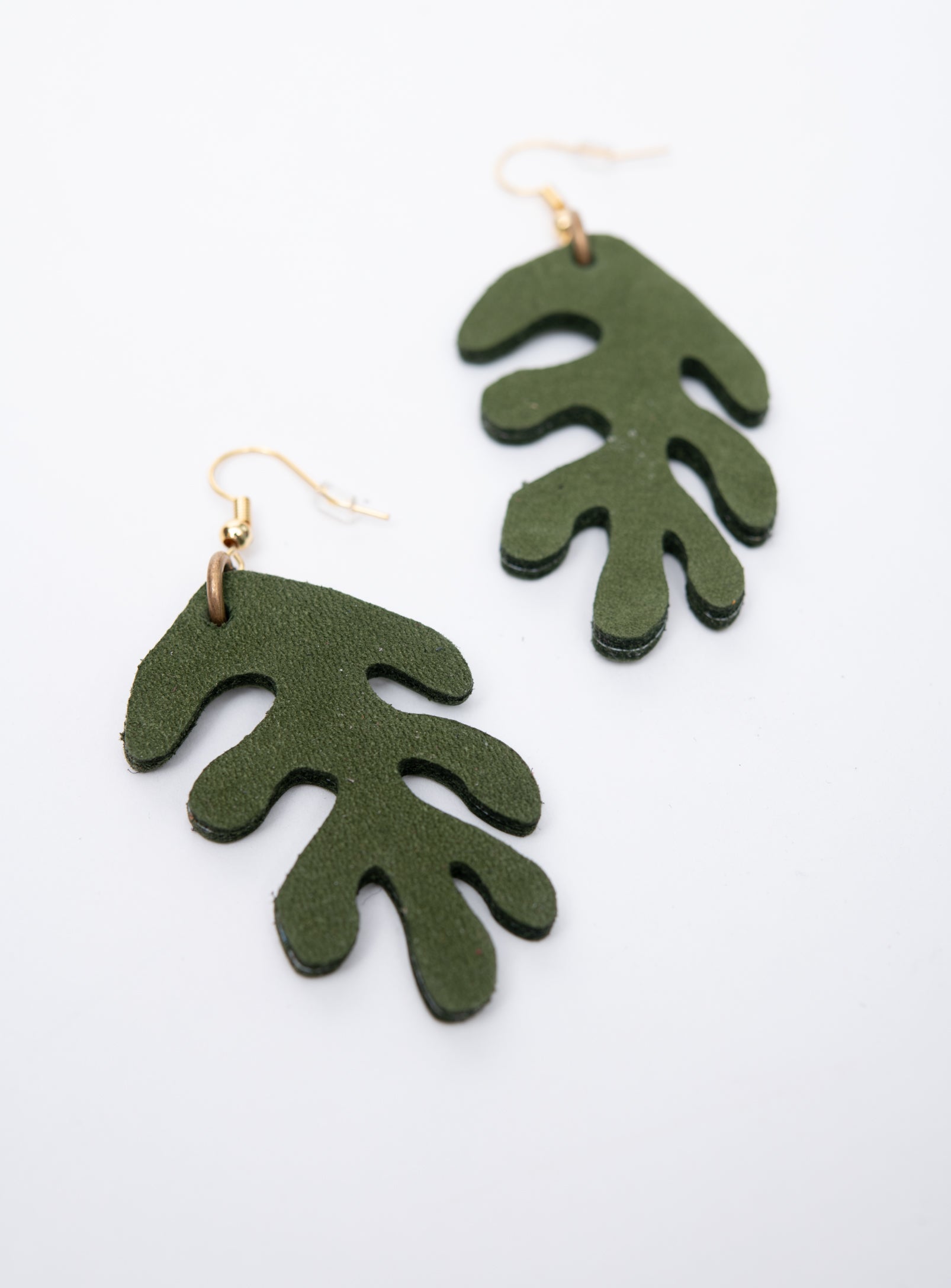 Boucles d'oreilles en cuir de forme organique modèle CORAIL