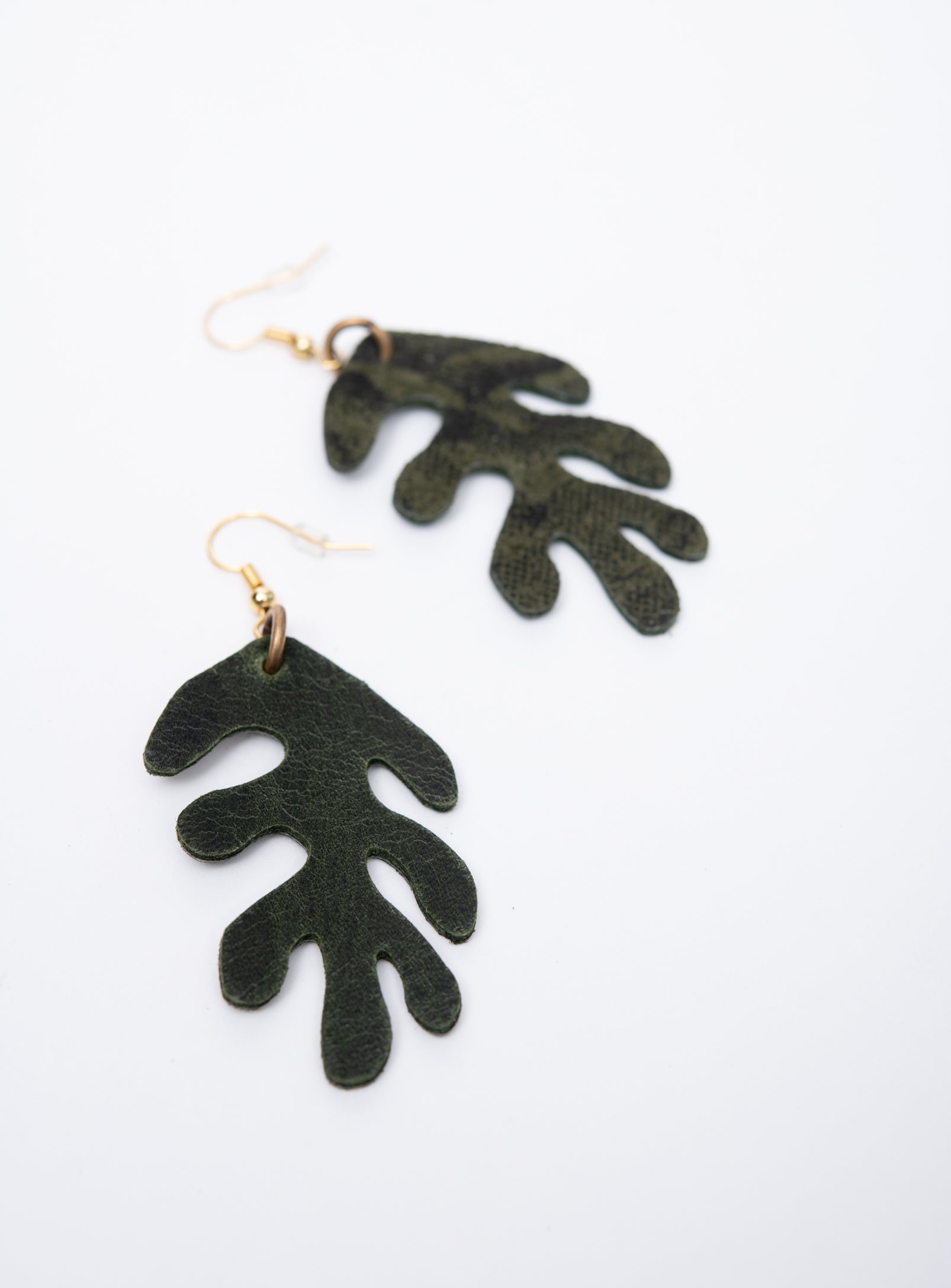 Boucles d'oreilles en cuir de forme organique modèle CORAIL