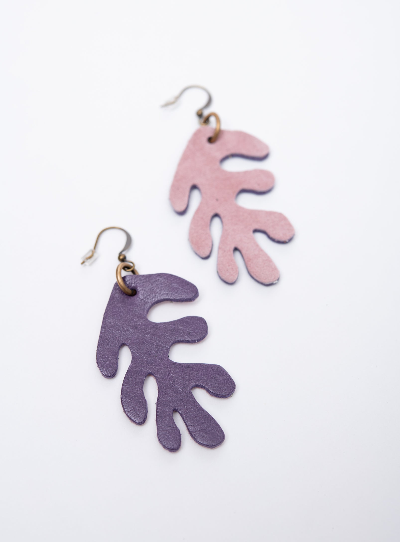 Boucles d'oreilles en cuir de forme organique modèle CORAIL
