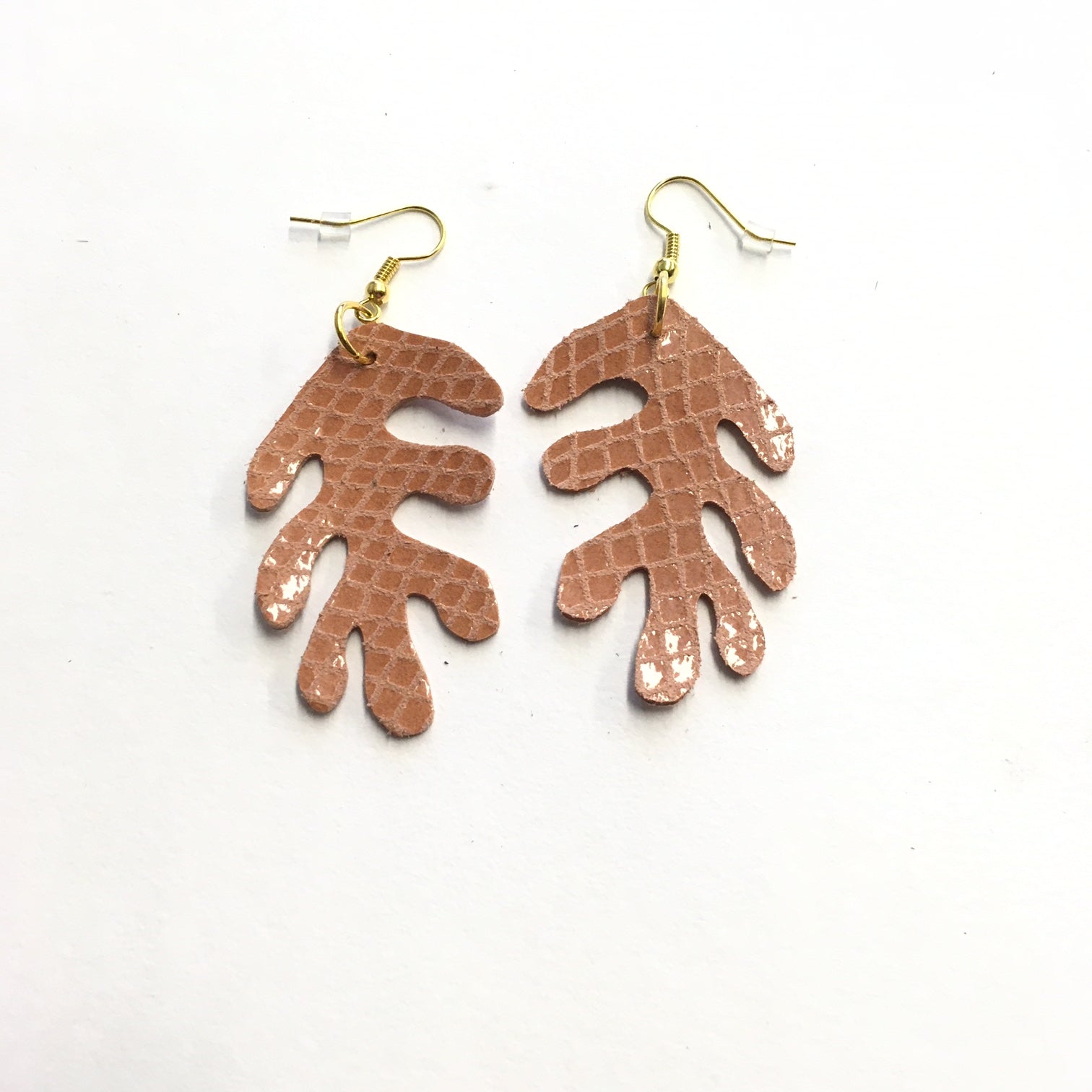 Boucles d'oreilles en cuir de forme organique modèle CORAIL