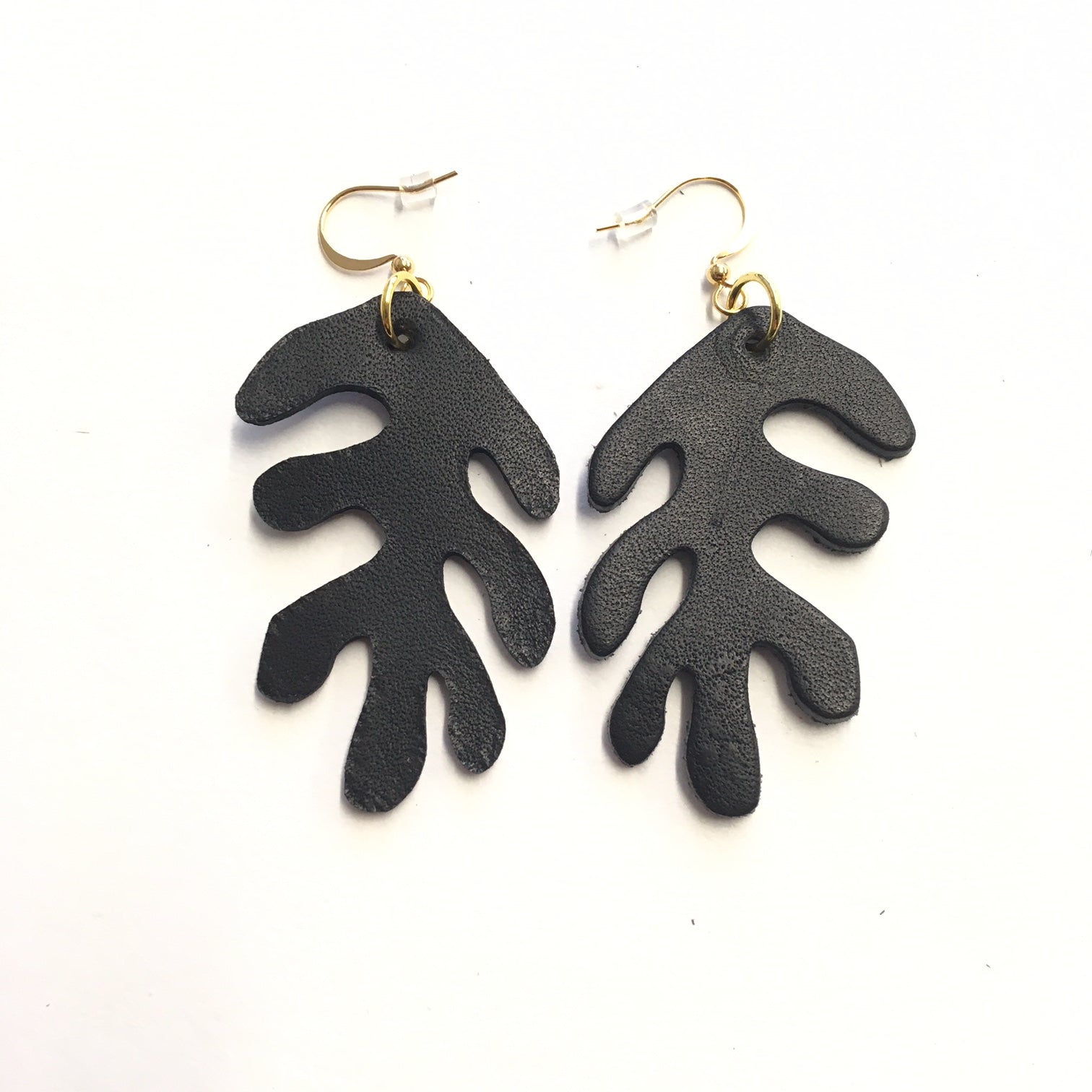 Boucles d'oreilles en cuir de forme organique modèle CORAIL