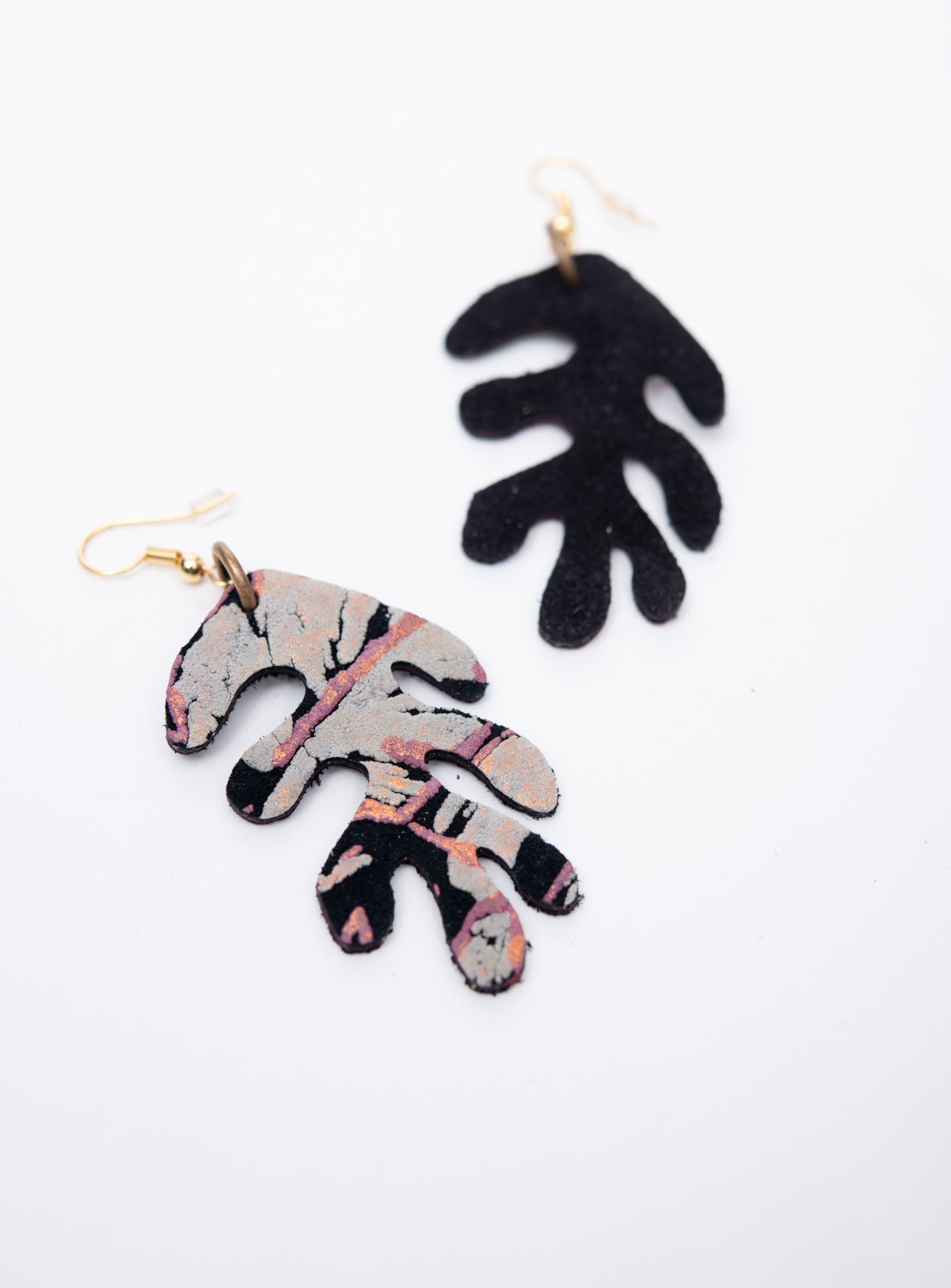 Boucles d'oreilles en cuir de forme organique modèle CORAIL