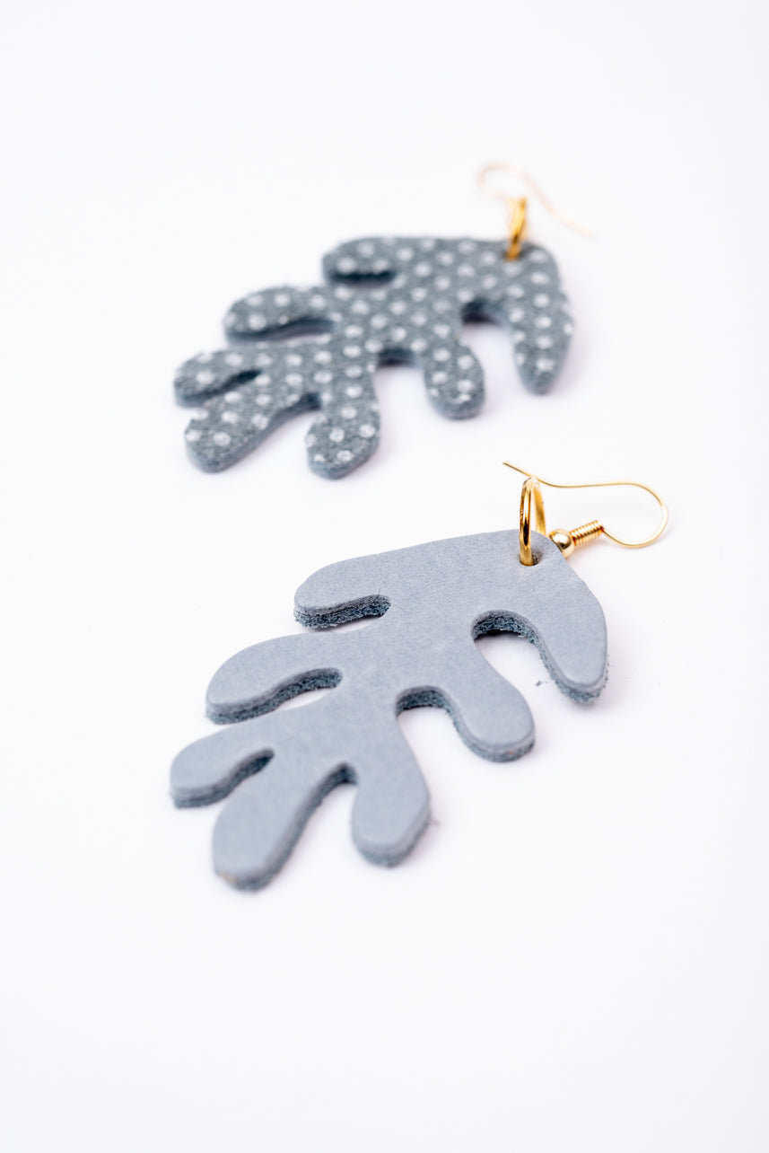 Boucles d'oreilles en cuir de forme organique modèle CORAIL