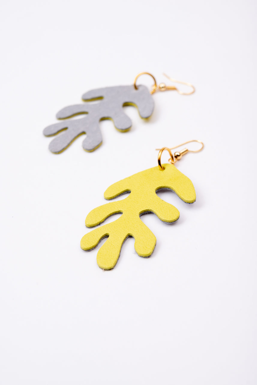 Boucles d'oreilles en cuir de forme organique modèle CORAIL