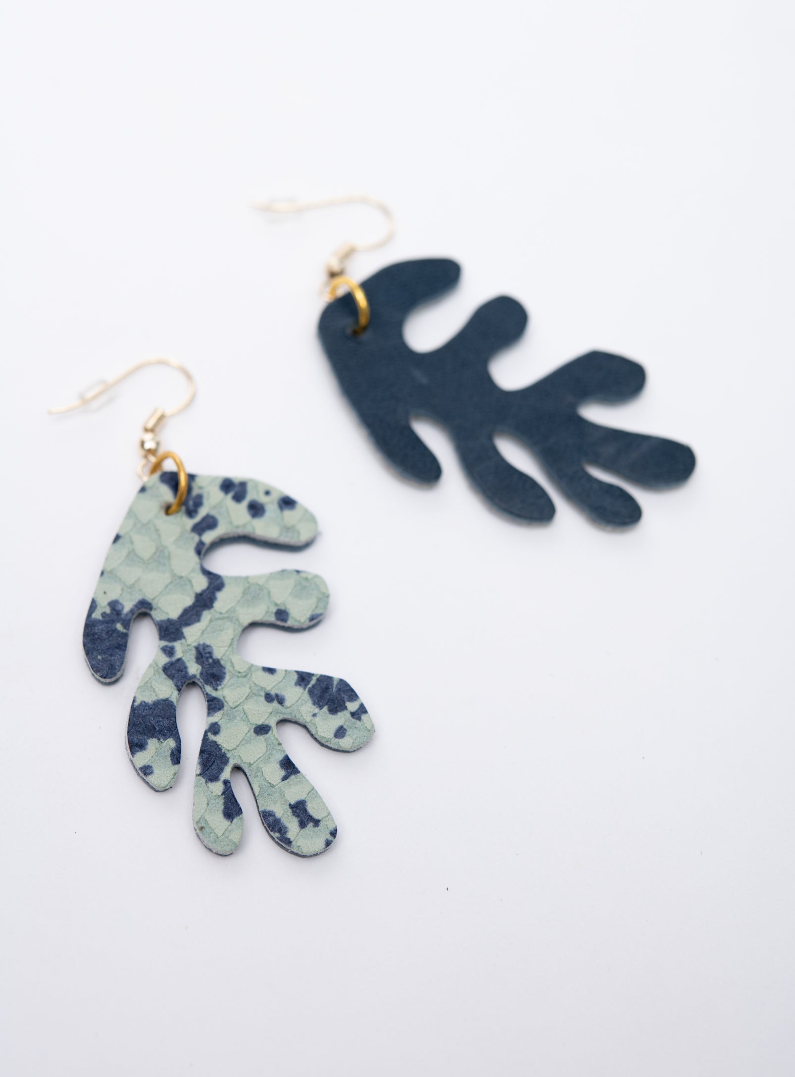 Boucles d'oreilles en cuir de forme organique modèle CORAIL