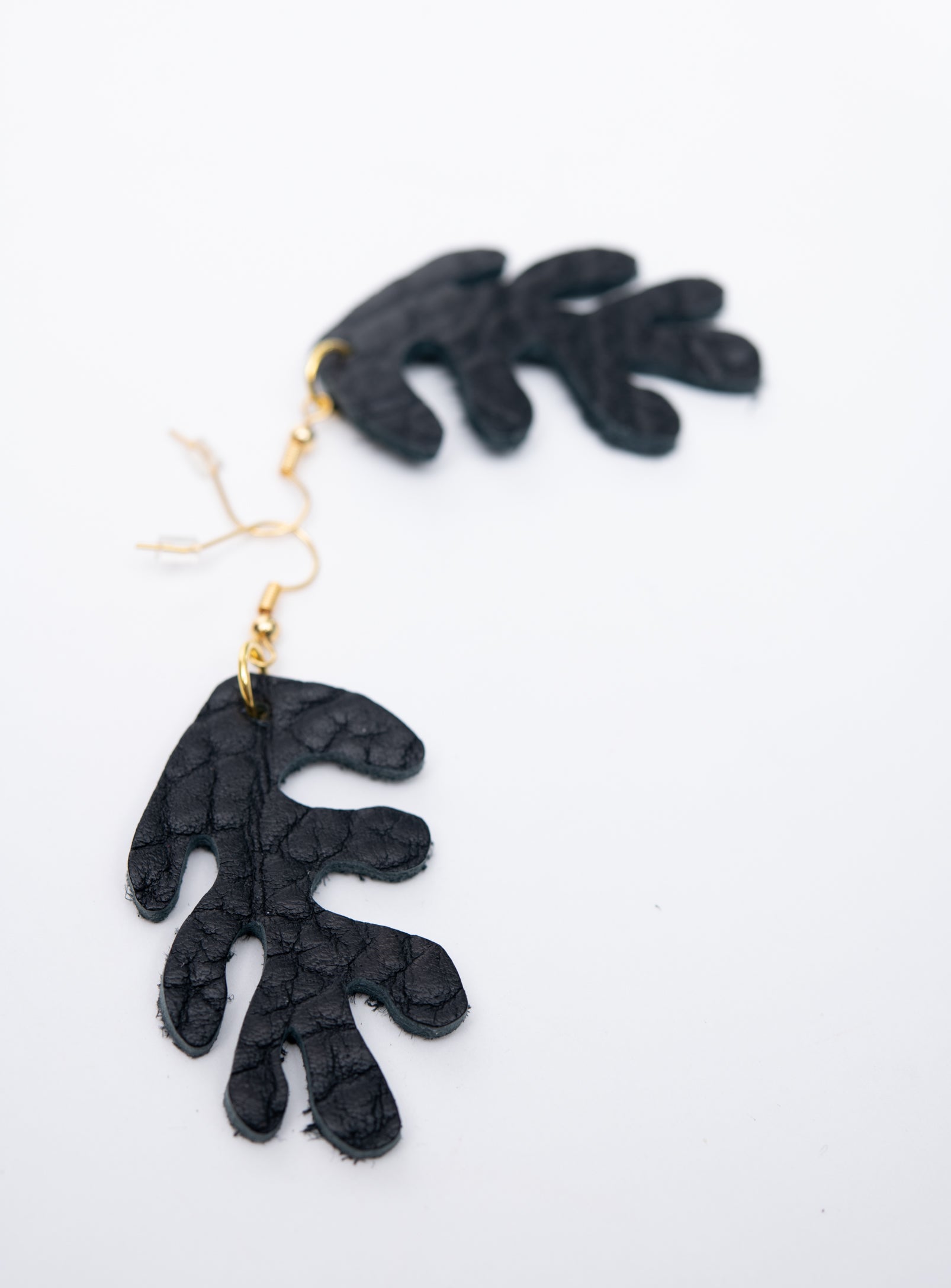 Boucles d'oreilles en cuir de forme organique modèle CORAIL