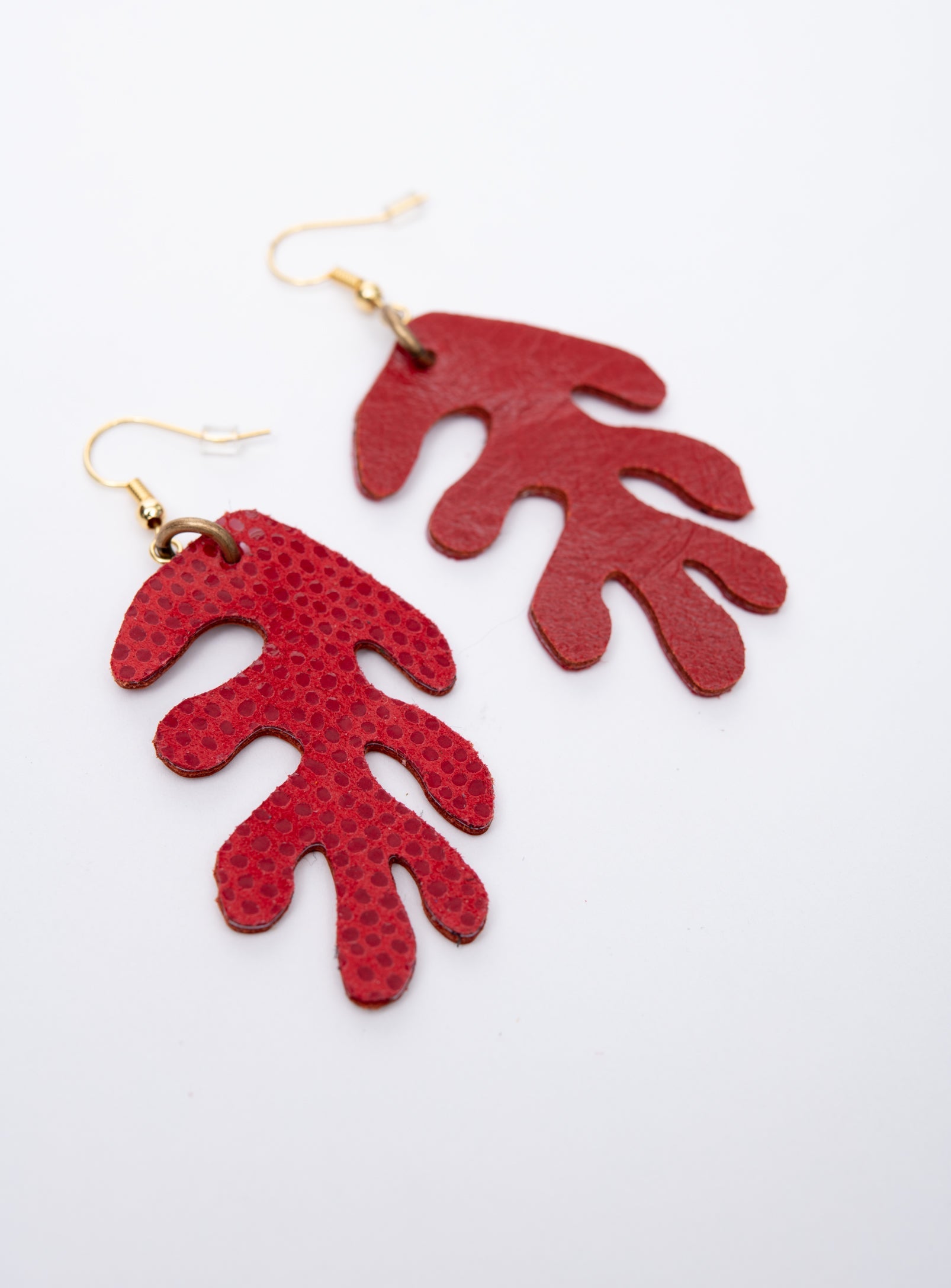 Boucles d'oreilles en cuir de forme organique modèle CORAIL