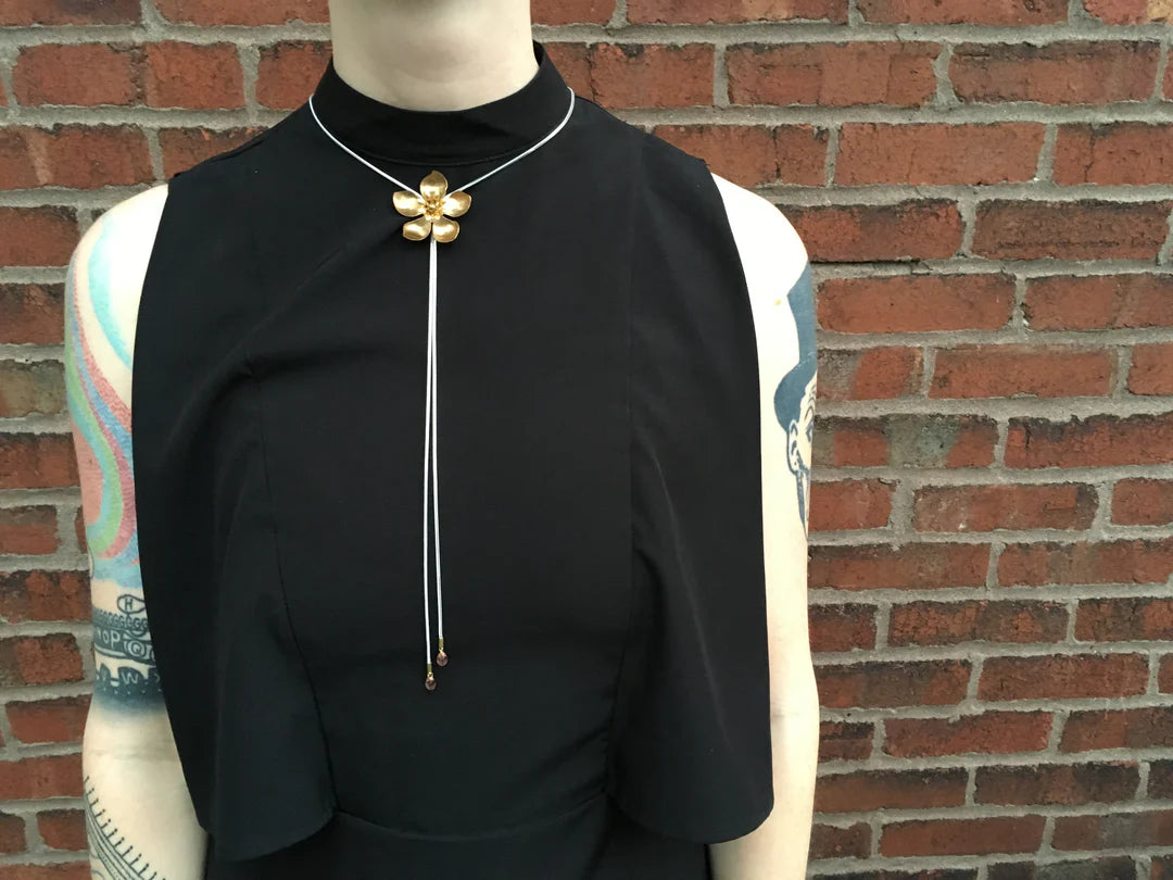 Collier Bolo de fleurs de rose sauvage