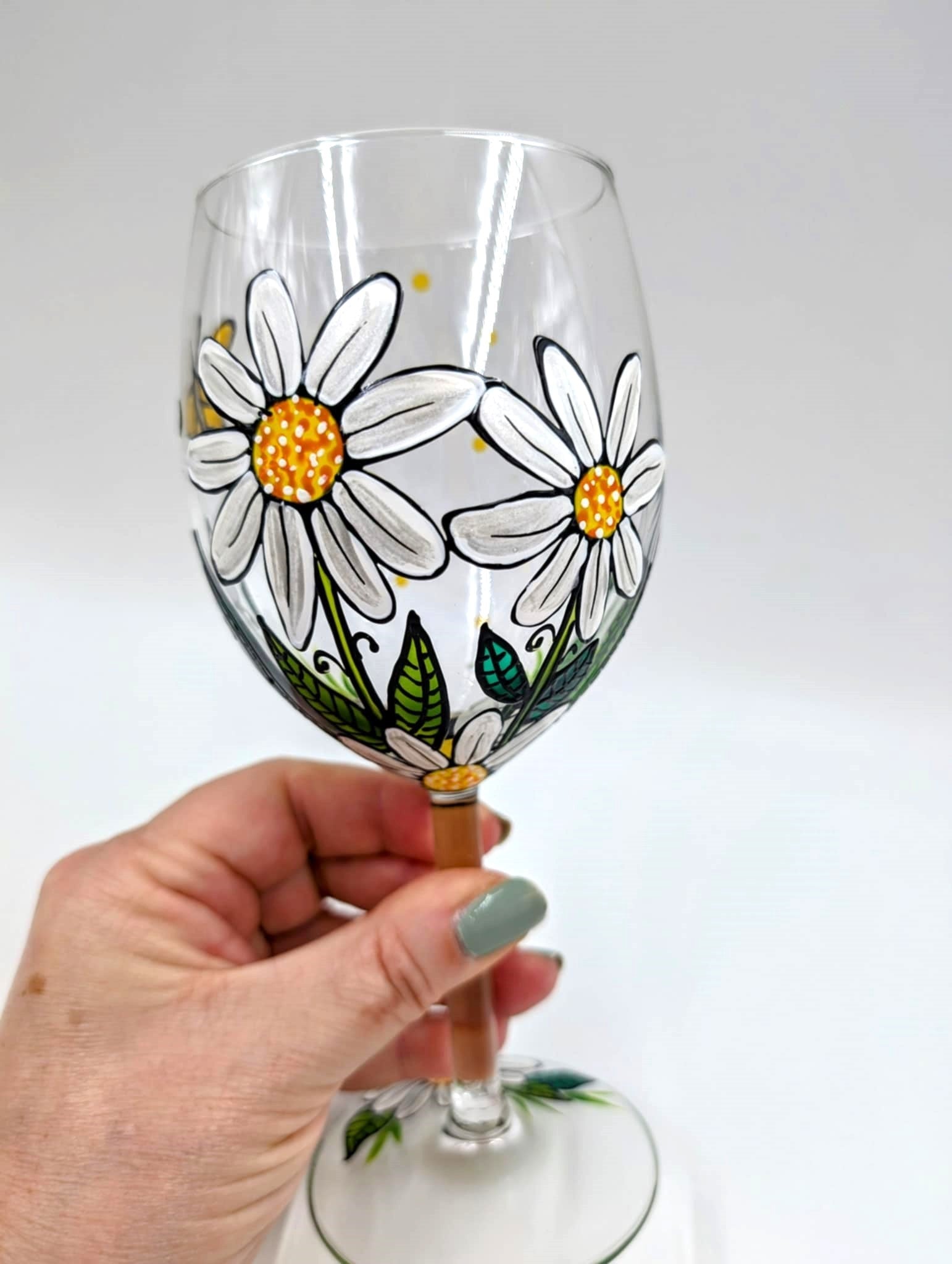 Coupe à vin marguerites blanches & papillon