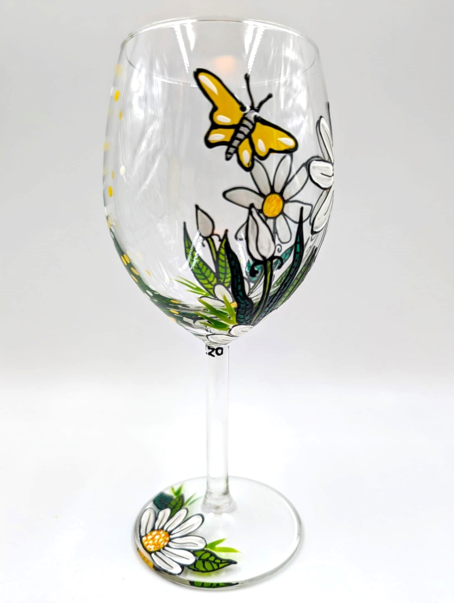Coupe à vin marguerites blanches & papillon