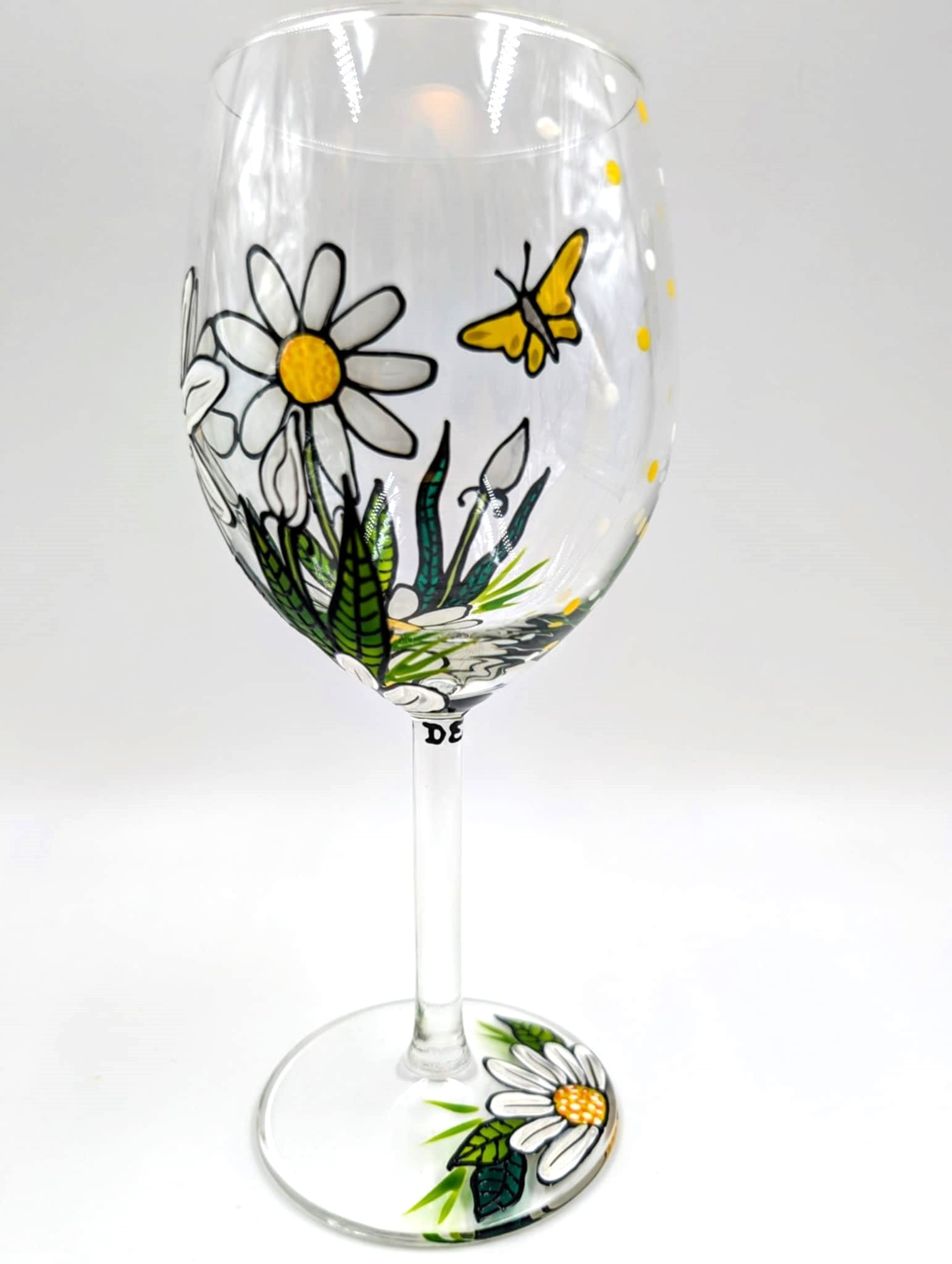 Coupe à vin marguerites blanches & papillon