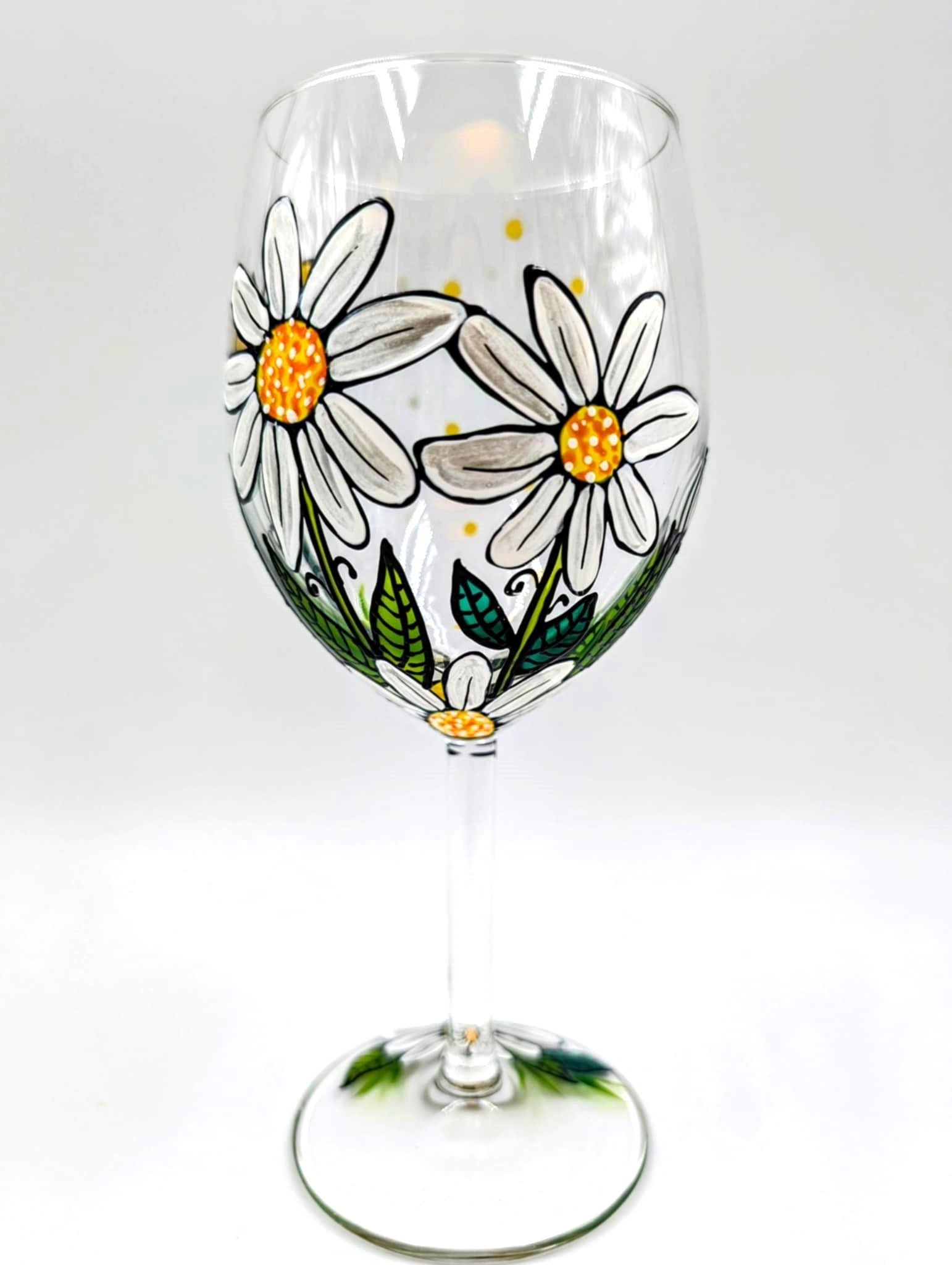 Coupe à vin marguerites blanches & papillon