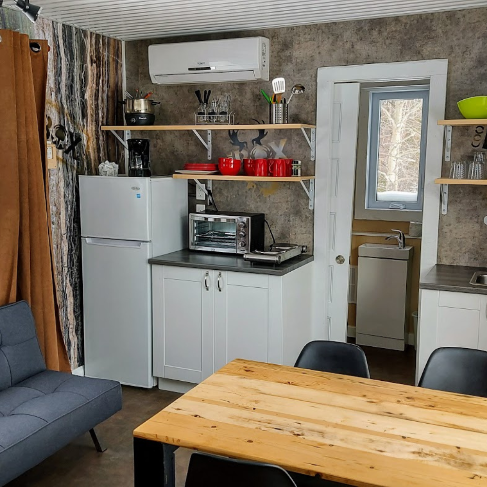 Two nights in a Coolbox at Mont Edouard for 1 to 4 people - Coolbox