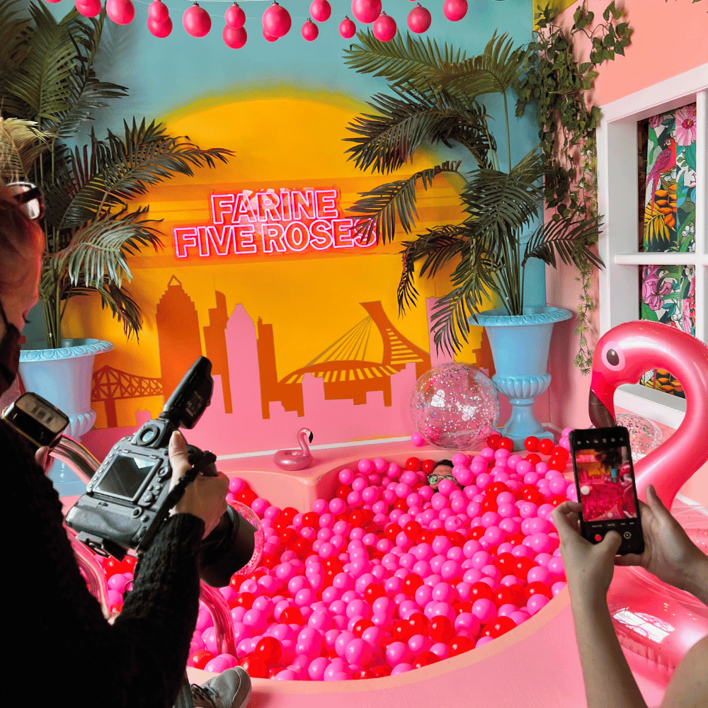Admission to the Selfie Studio and Polaroid for 2 people - Le Saint-Motel - Montreal