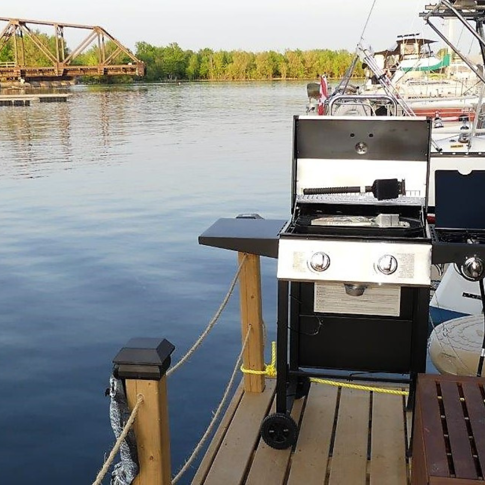 A sweet night on the water for two - Aloberge