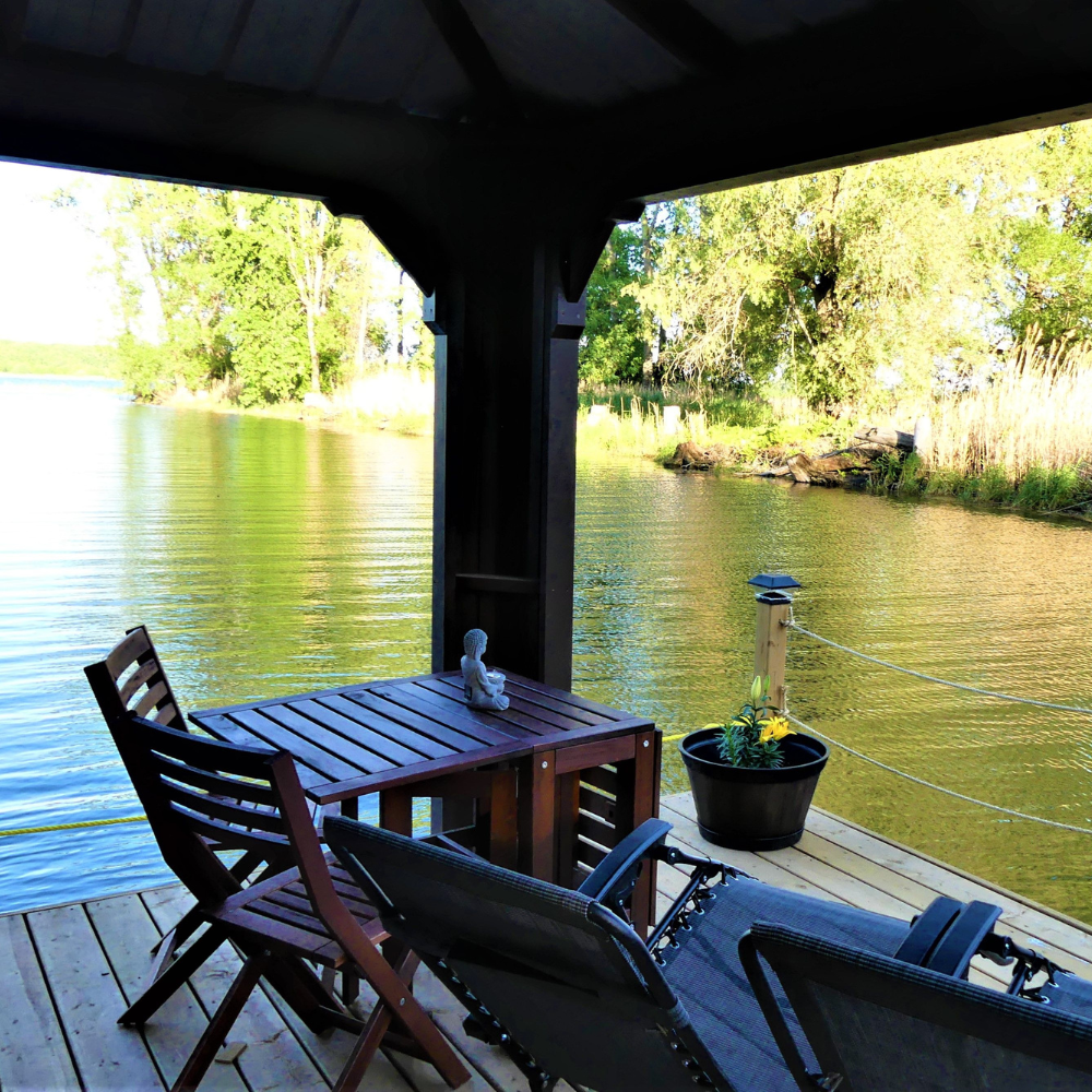 A sweet night on the water for two - Aloberge