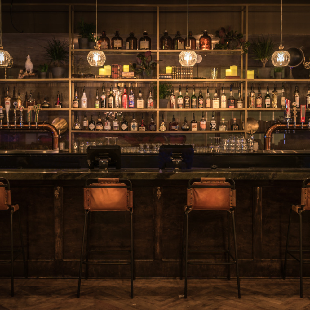 Billiards and cocktails for 4 people - Madame Bovary