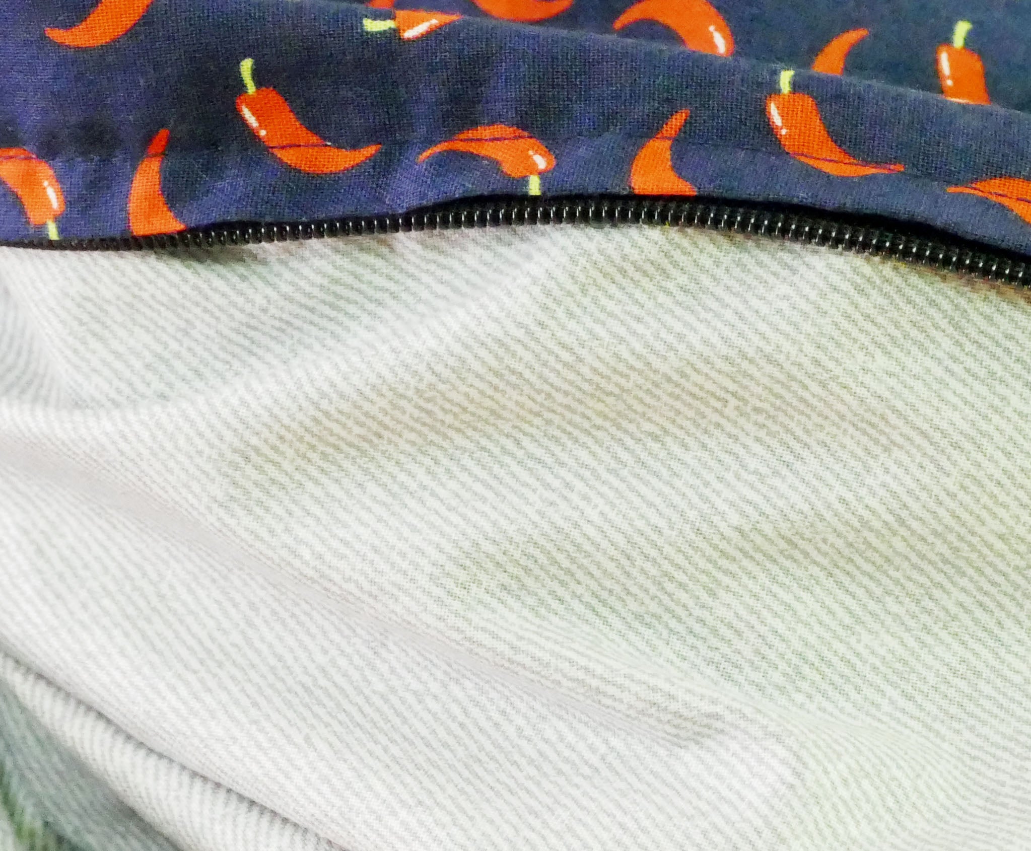 Foulard bleu foncé aux motifs de piments forts