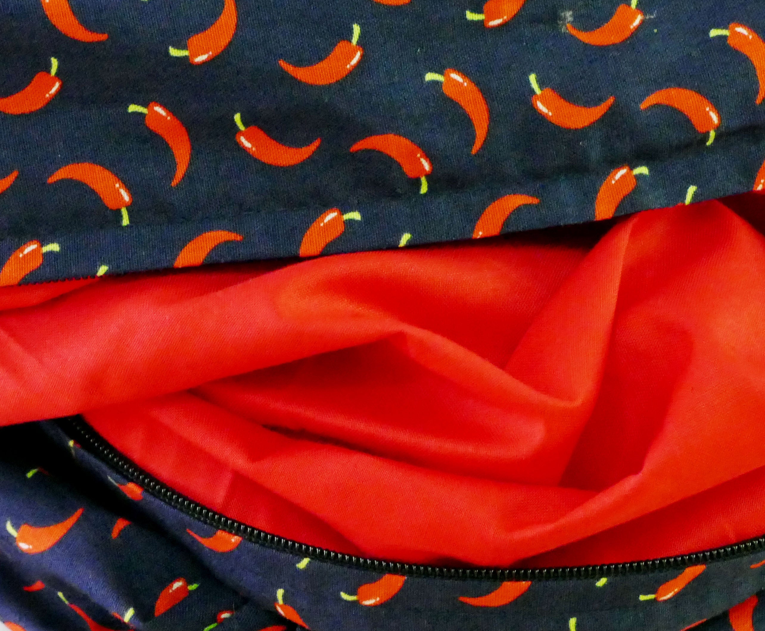 Foulard bleu foncé aux motifs de piments forts