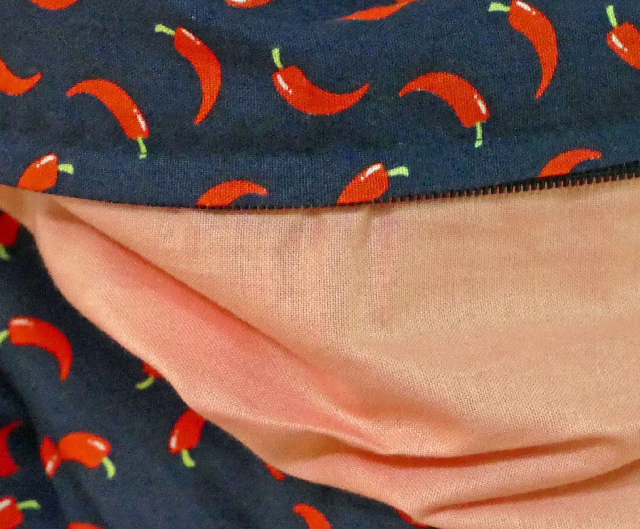 Foulard bleu foncé aux motifs de piments forts