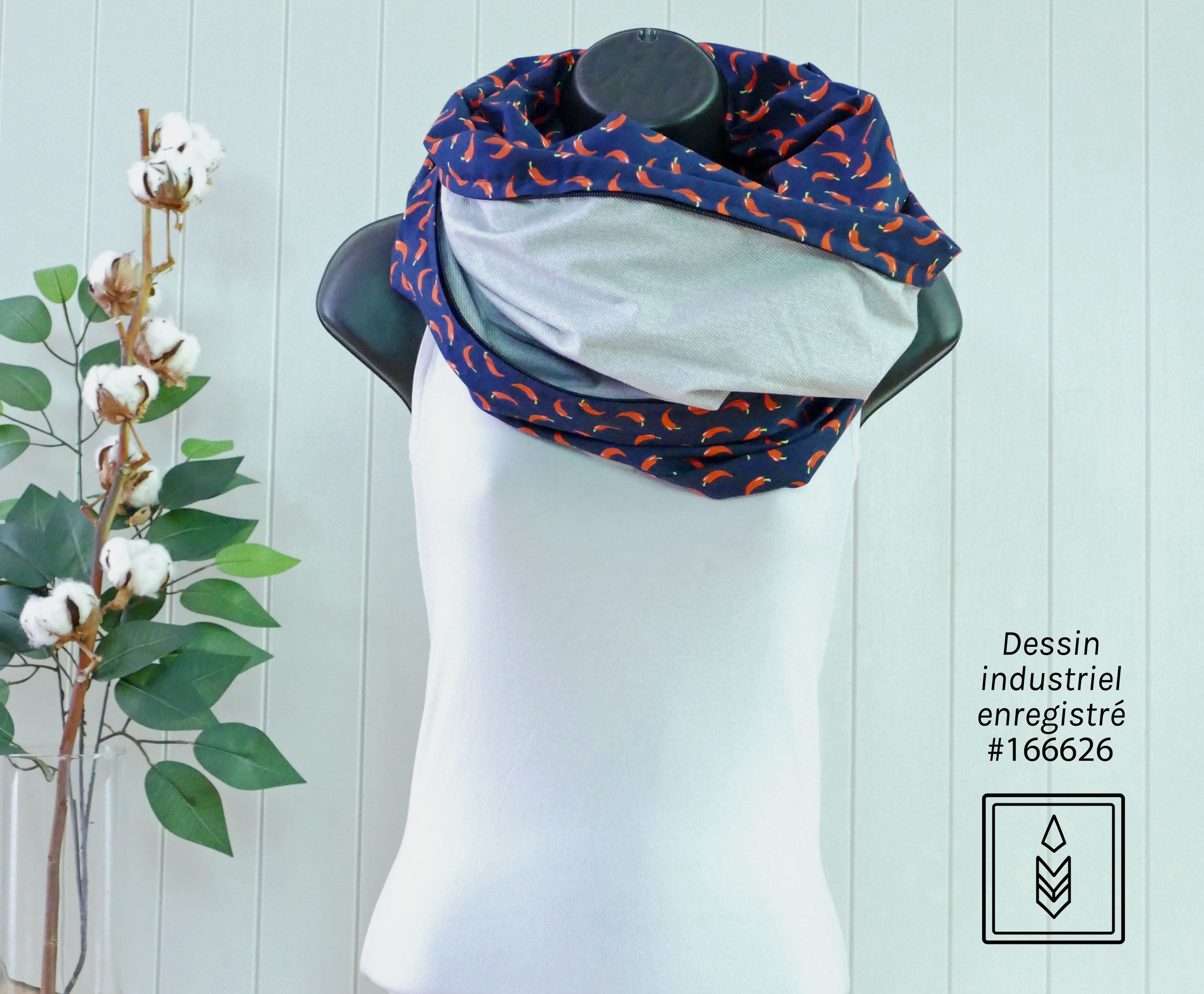 Foulard bleu foncé aux motifs de piments forts