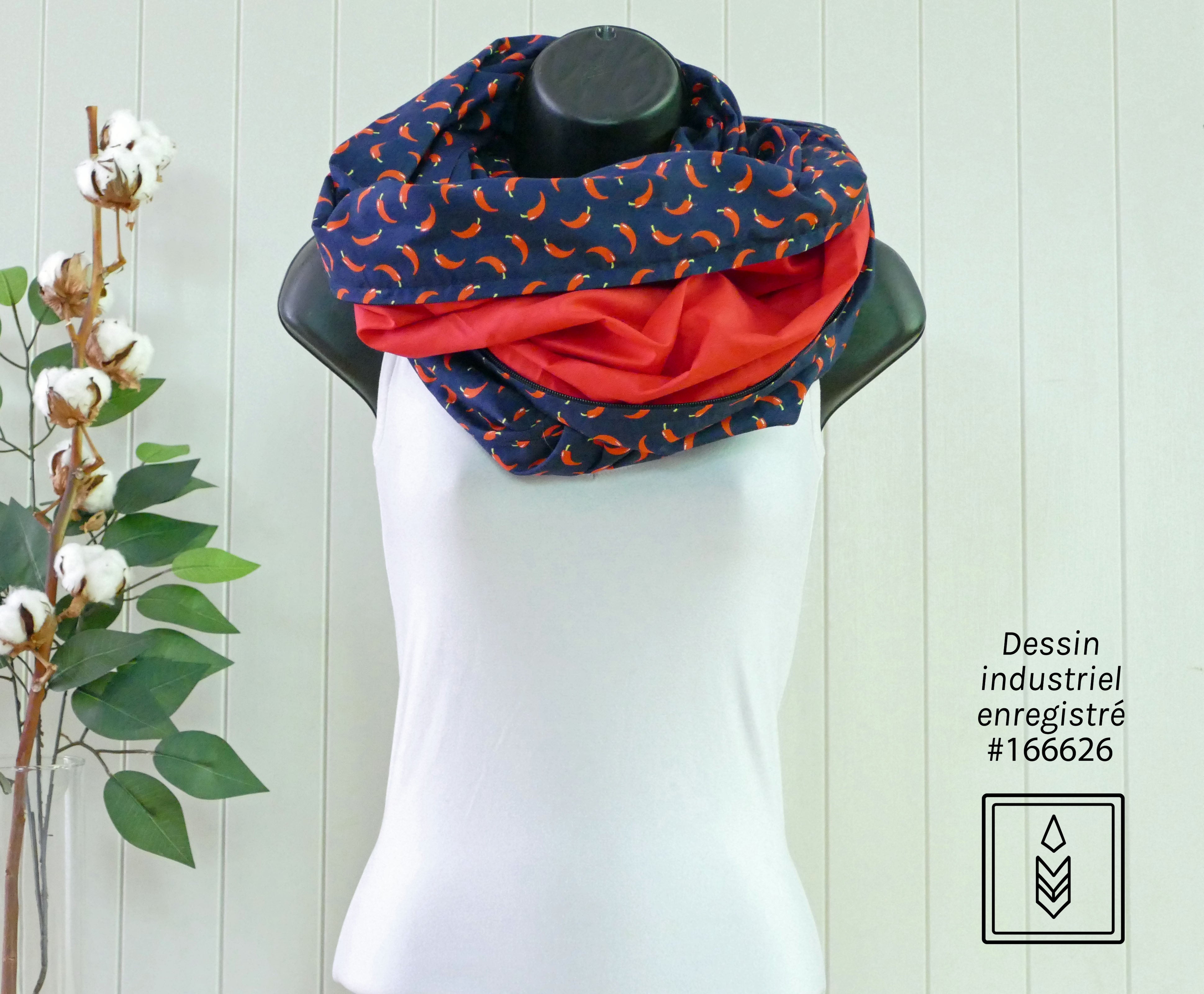 Foulard bleu foncé aux motifs de piments forts