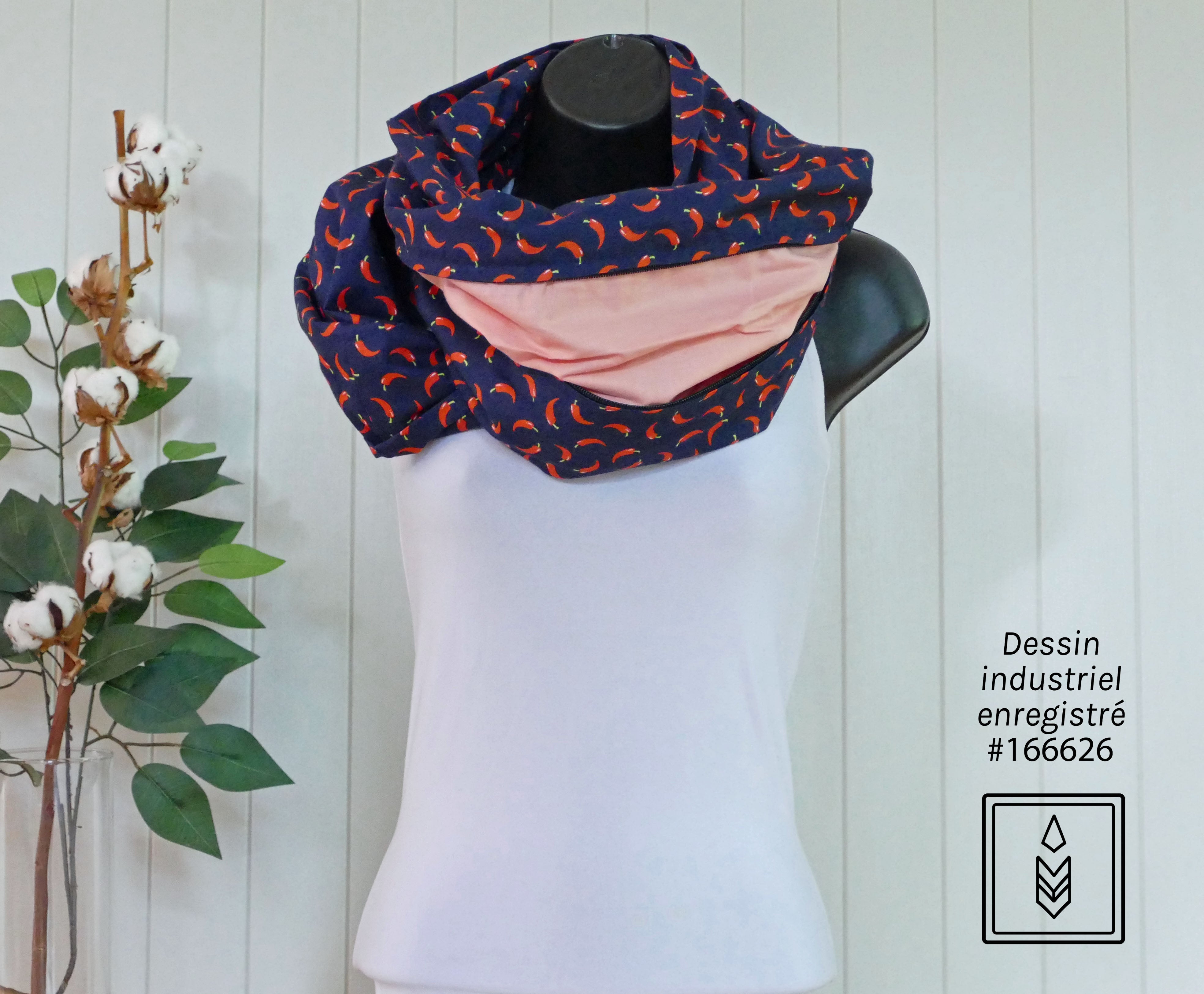Foulard bleu foncé aux motifs de piments forts
