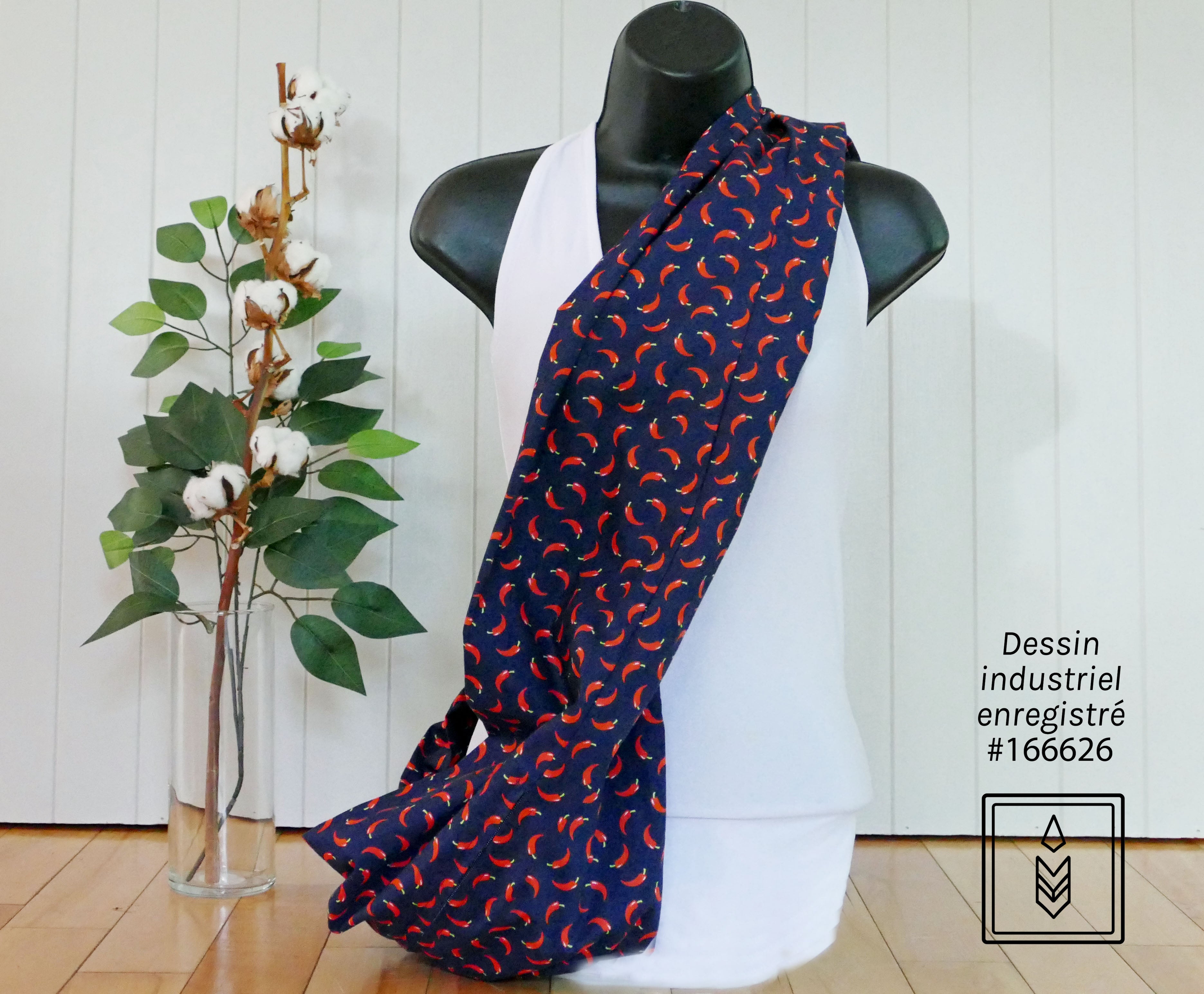 Foulard bleu foncé aux motifs de piments forts