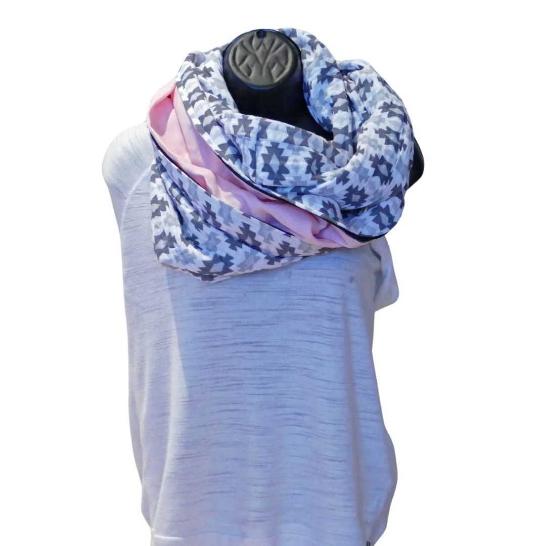 Foulard infini blanc aux motifs de losanges gris