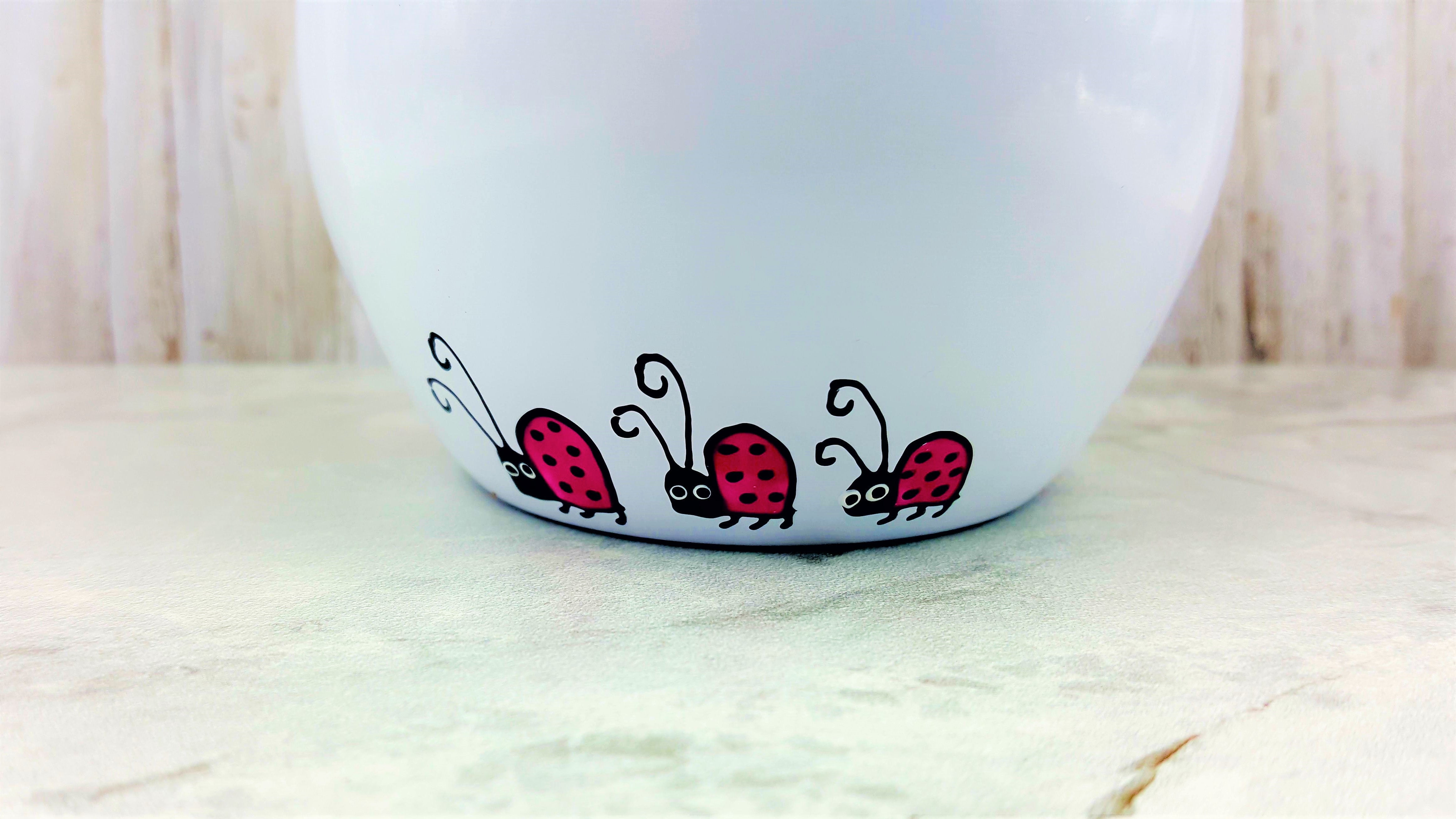 Gobelet isotherme blanc marguerites roses et coccinelles 12 onces (355ml)