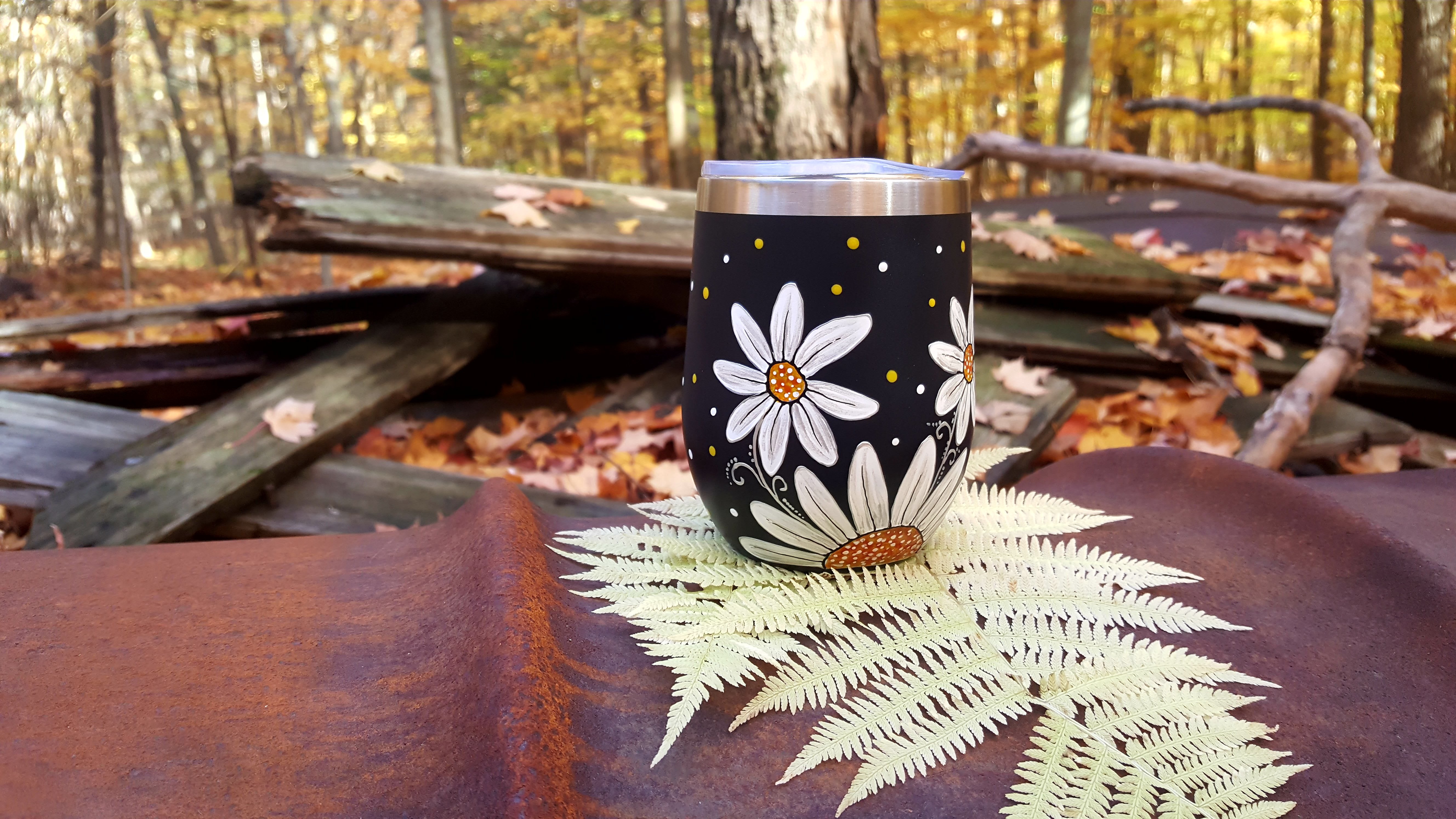Gobelet isotherme marguerites blanches sur fond noir 12 oz (355ml)